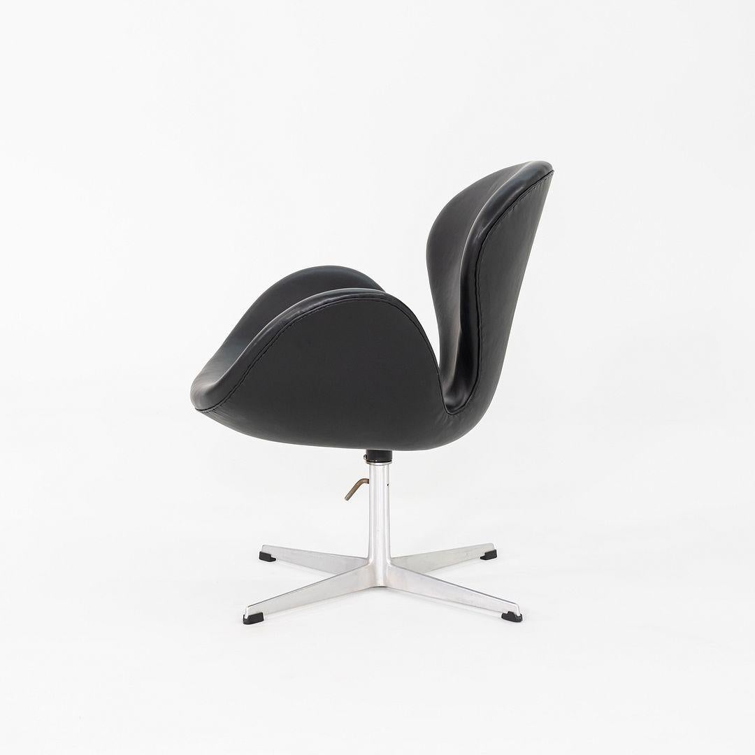 Danese Sedia a cigno degli anni '60 di Arne Jacobsen per Fritz Hansen in pelle nera 4x Disponibile in vendita