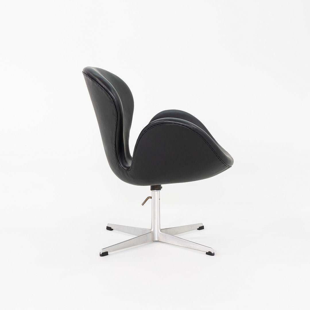 Sedia a cigno degli anni '60 di Arne Jacobsen per Fritz Hansen in pelle nera 4x Disponibile In condizioni buone in vendita a Philadelphia, PA