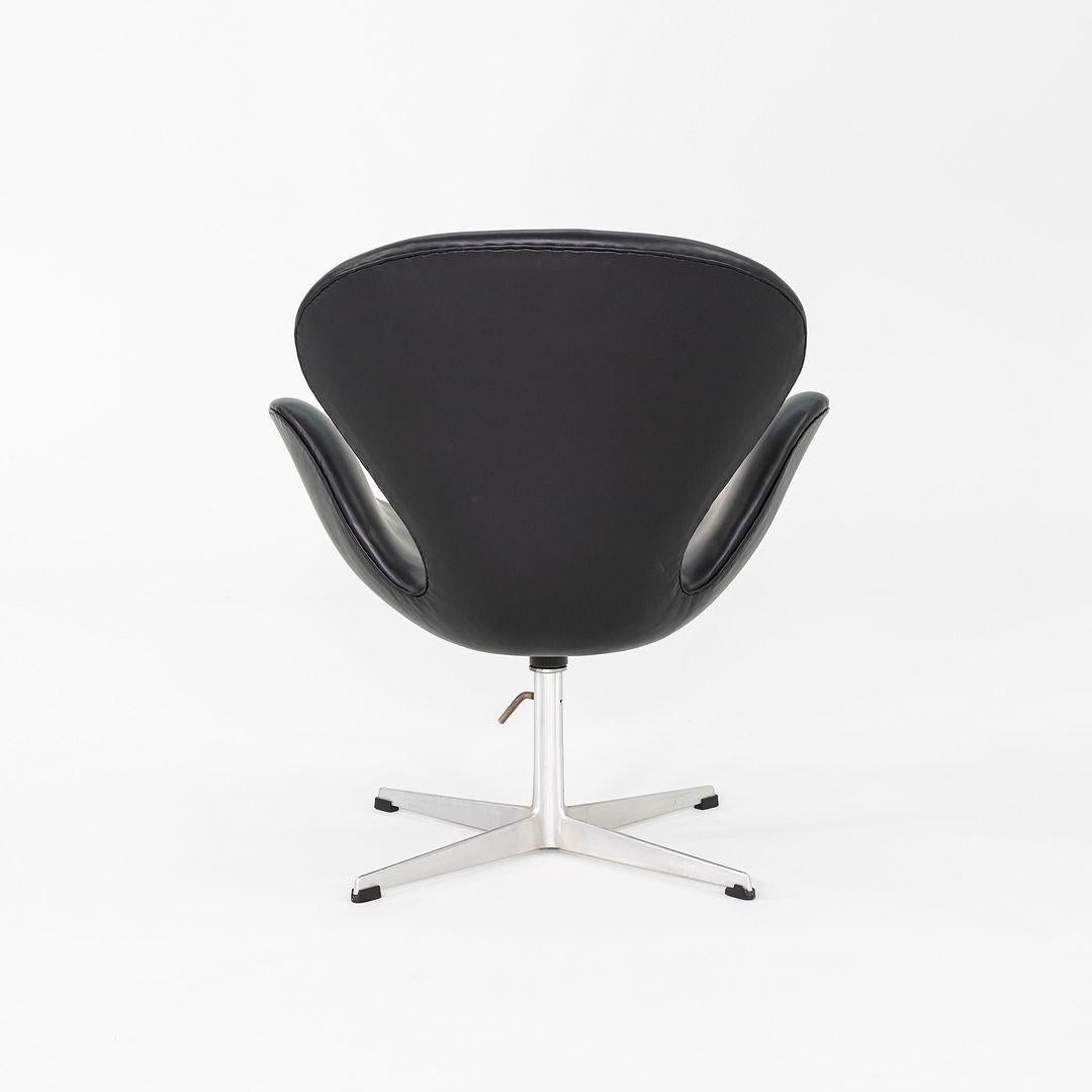 Metà XX secolo Sedia a cigno degli anni '60 di Arne Jacobsen per Fritz Hansen in pelle nera 4x Disponibile in vendita