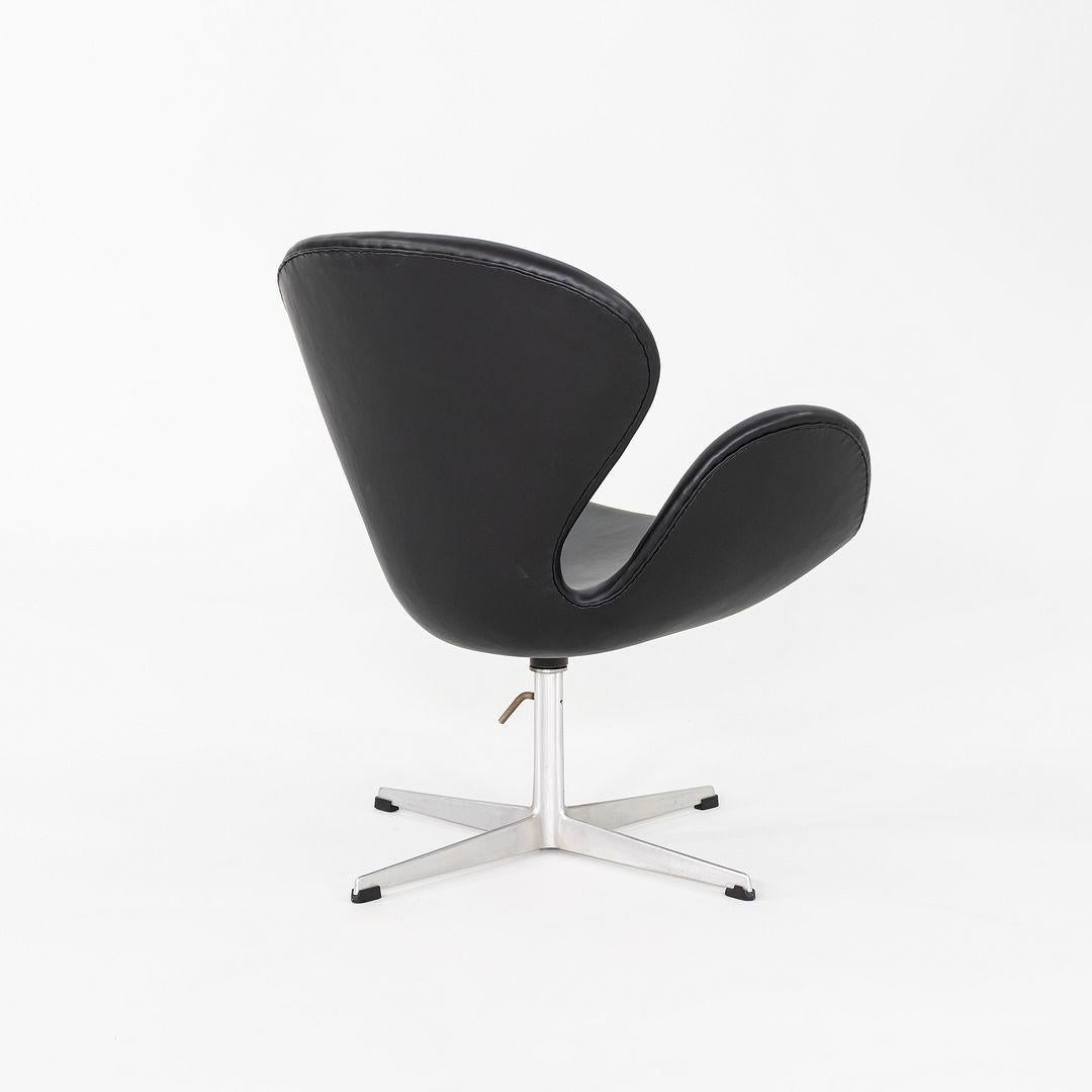 Alluminio Sedia a cigno degli anni '60 di Arne Jacobsen per Fritz Hansen in pelle nera 4x Disponibile in vendita