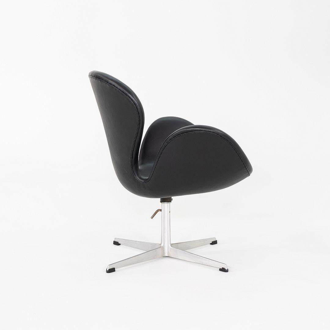 Sedia a cigno degli anni '60 di Arne Jacobsen per Fritz Hansen in pelle nera 4x Disponibile in vendita 1