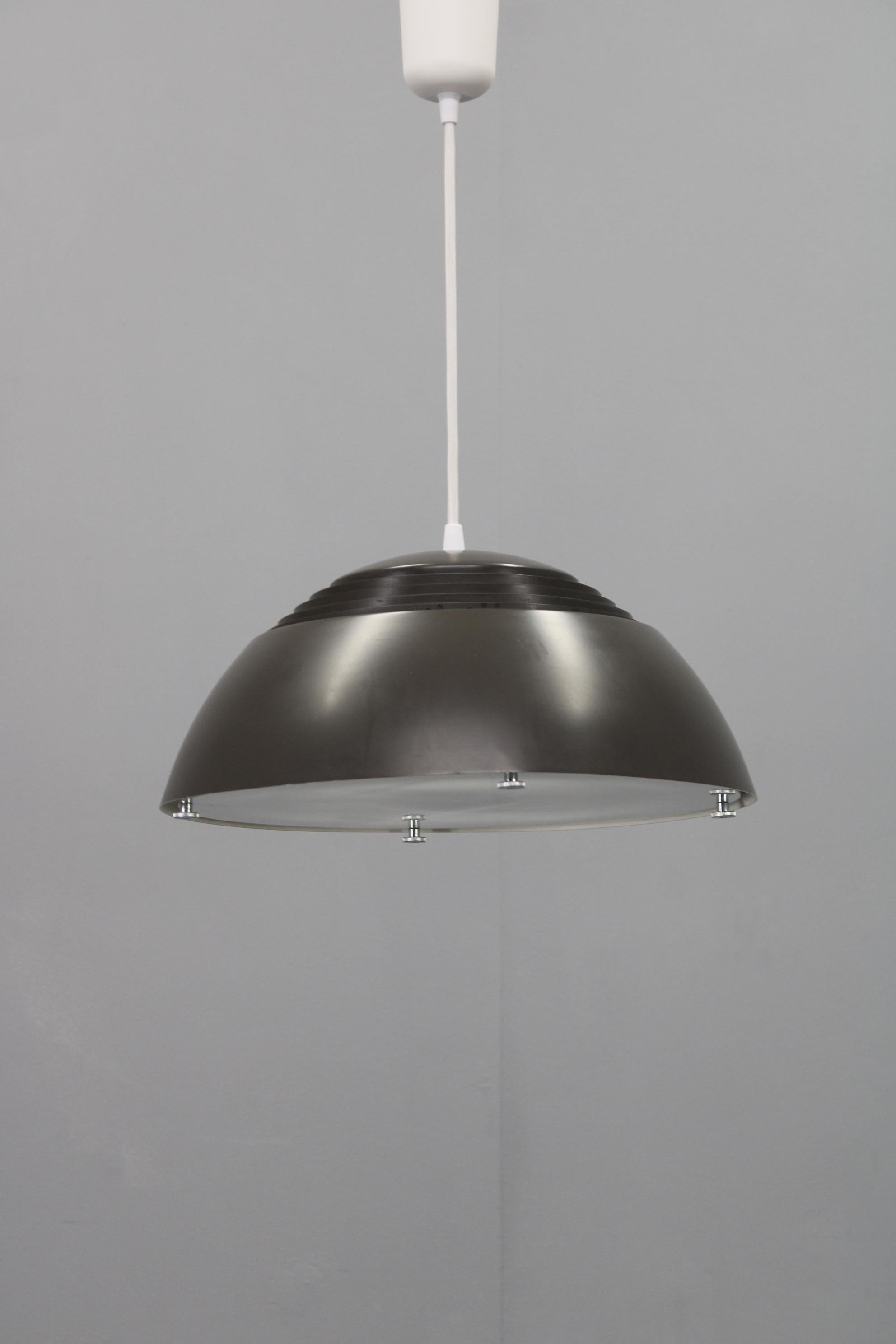 Lampada a sospensione Arne Jacobsen del 1960 per Louis Poulsen, Danimarca in vendita 5