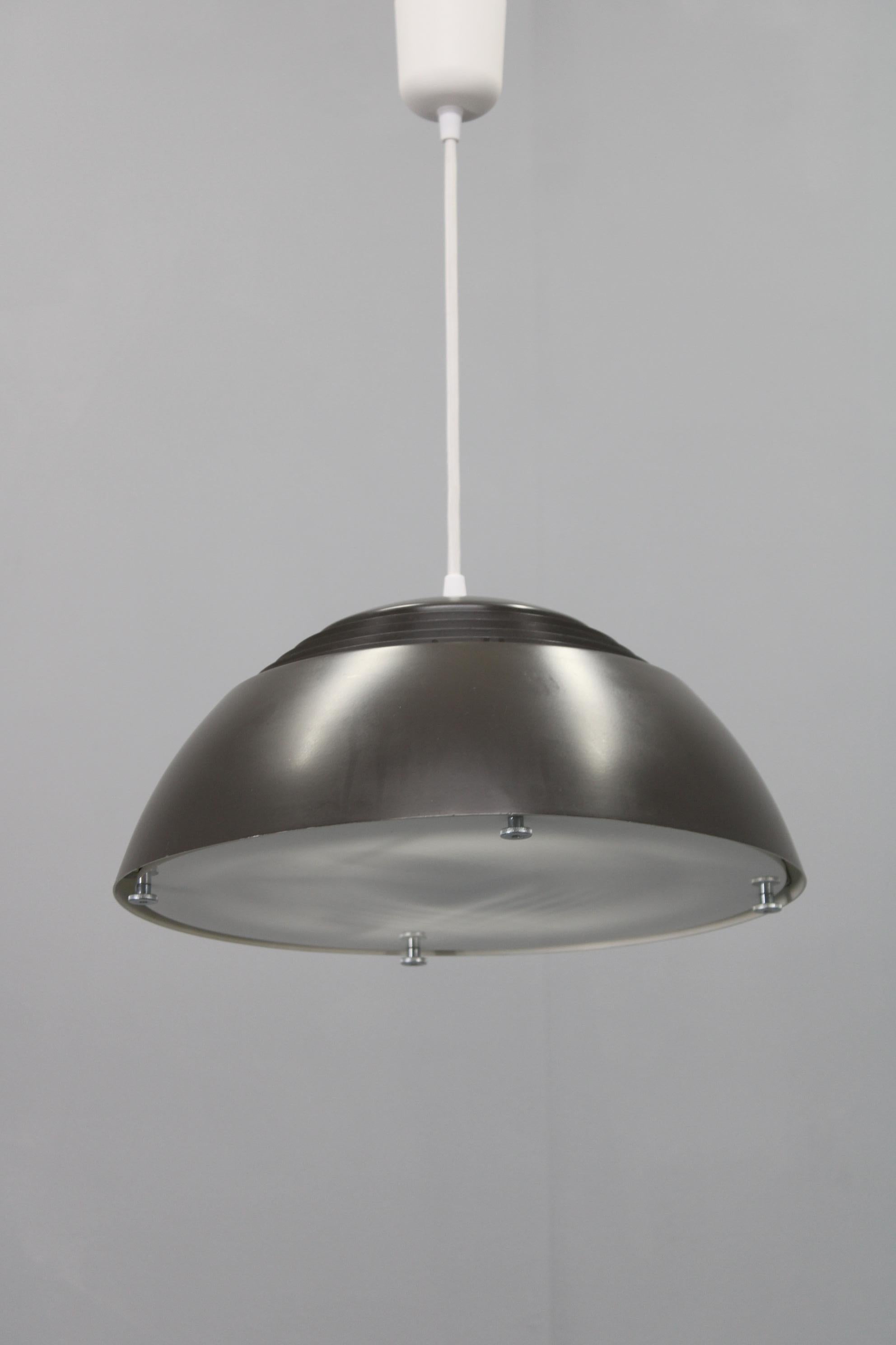 - Pulito e ricablato 
- 3x lampadina E14-E12 
- Compatibile con il cablaggio degli Stati Uniti 