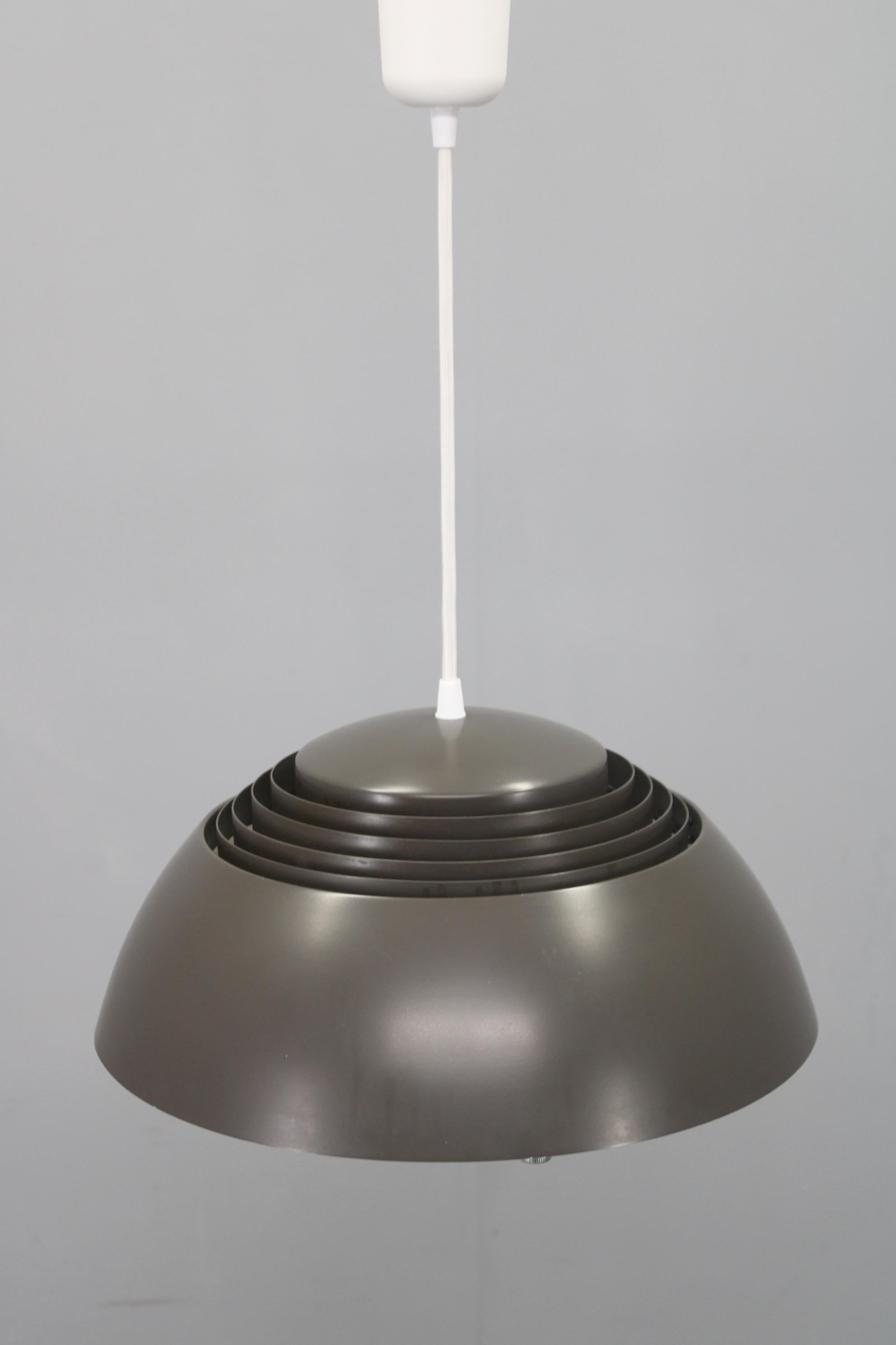 Lampada a sospensione Arne Jacobsen del 1960 per Louis Poulsen, Danimarca In condizioni buone in vendita a Praha, CZ