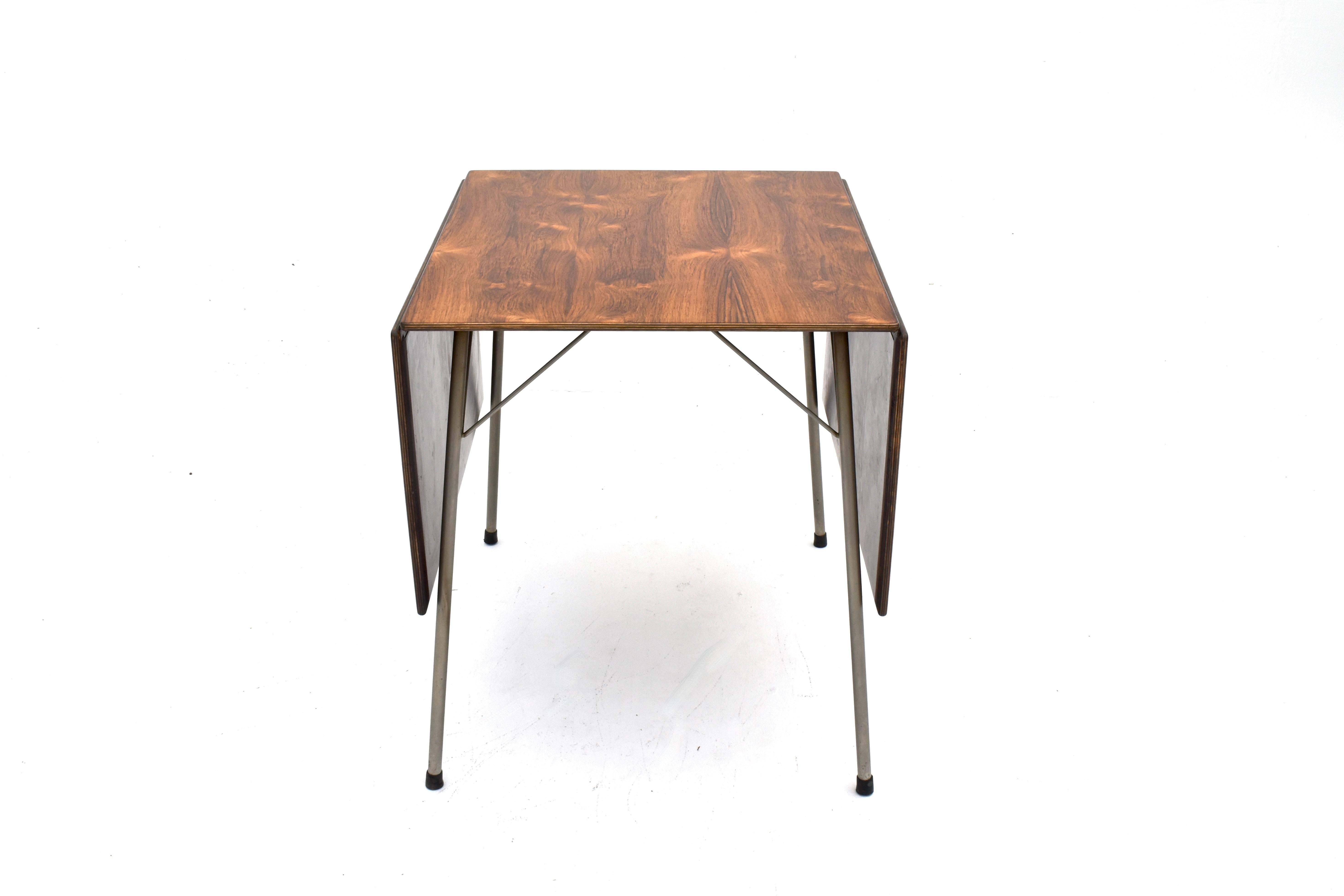 Rarement vue, la table pliante modèle 3601, finie en bois de rose exquis pour Fitz Hansen.

Il s'agit d'un meuble très polyvalent qui peut être utilisé pour une variété de fonctions. En tant que table de salle à manger compacte, elle est difficile à