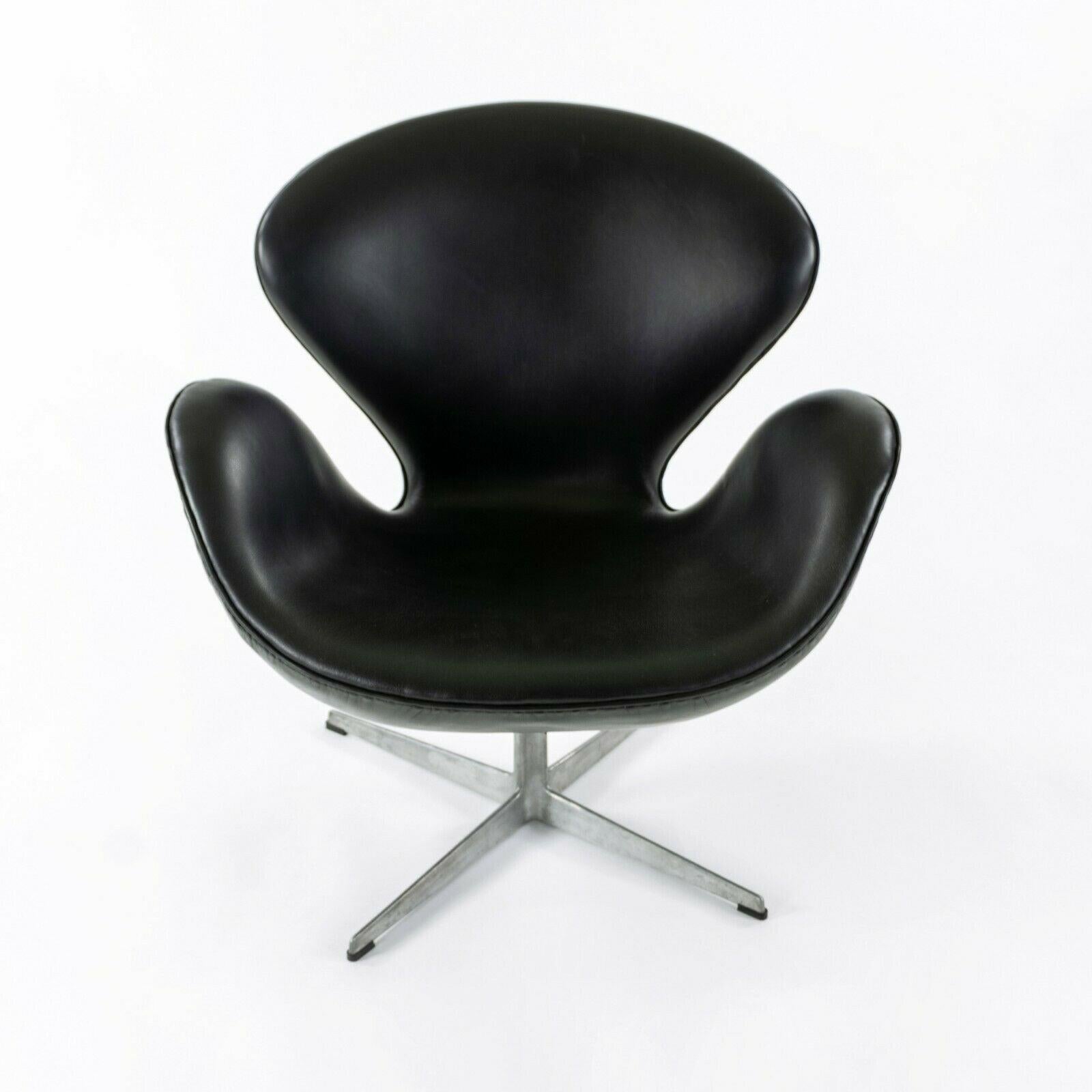 1960s Arne Jacobsen Swan Chair by Fritz Hansen of Denmark in Black Leather For Sale 3