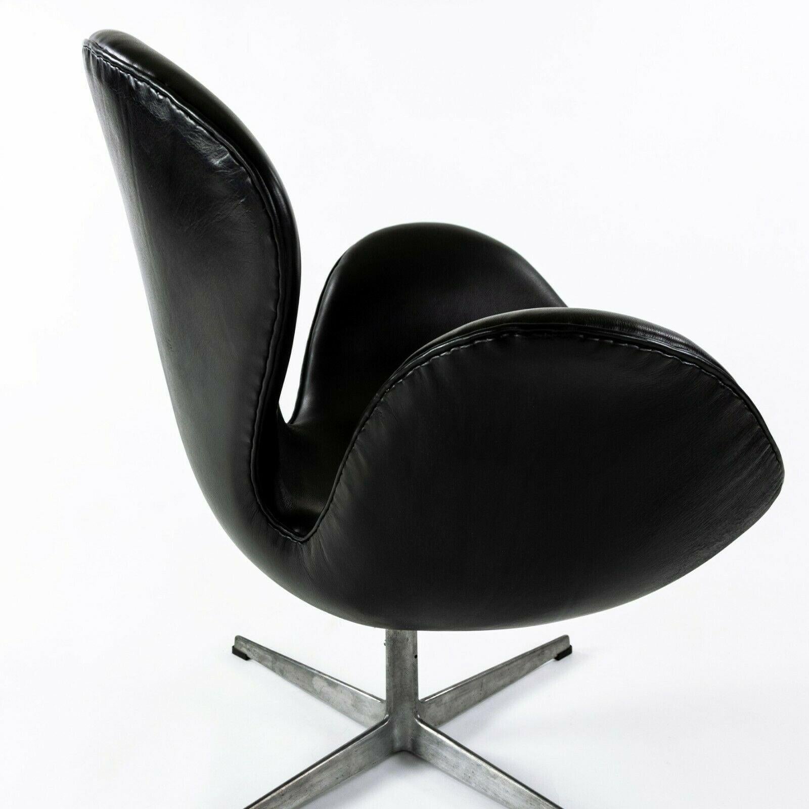 1960s Arne Jacobsen Swan Chair by Fritz Hansen of Denmark in Black Leather For Sale 4