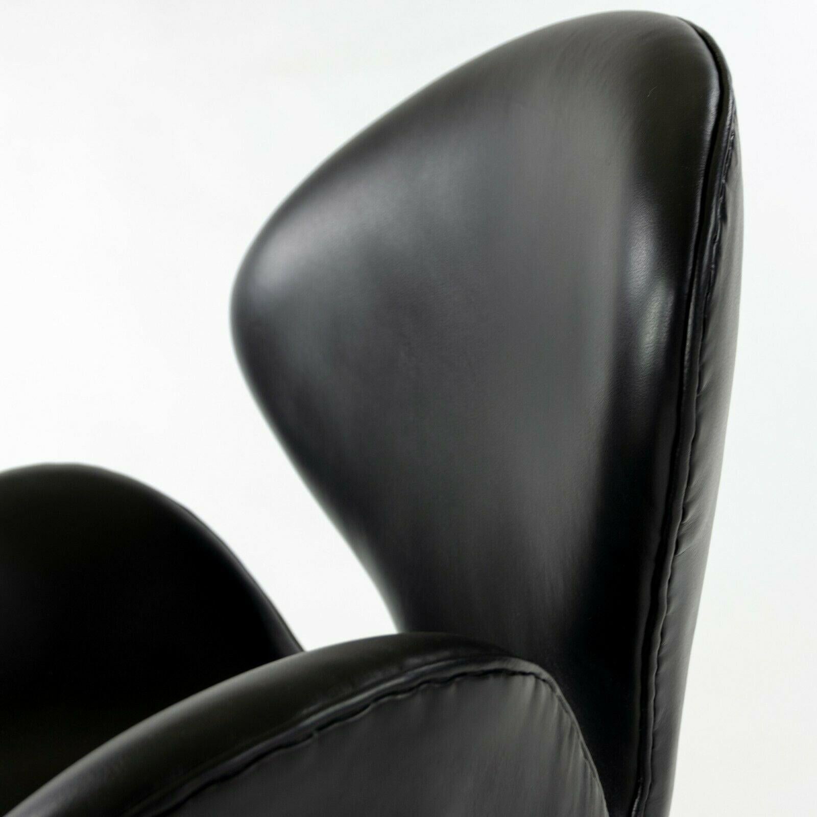 1960s Arne Jacobsen Swan Chair by Fritz Hansen of Denmark in Black Leather For Sale 5