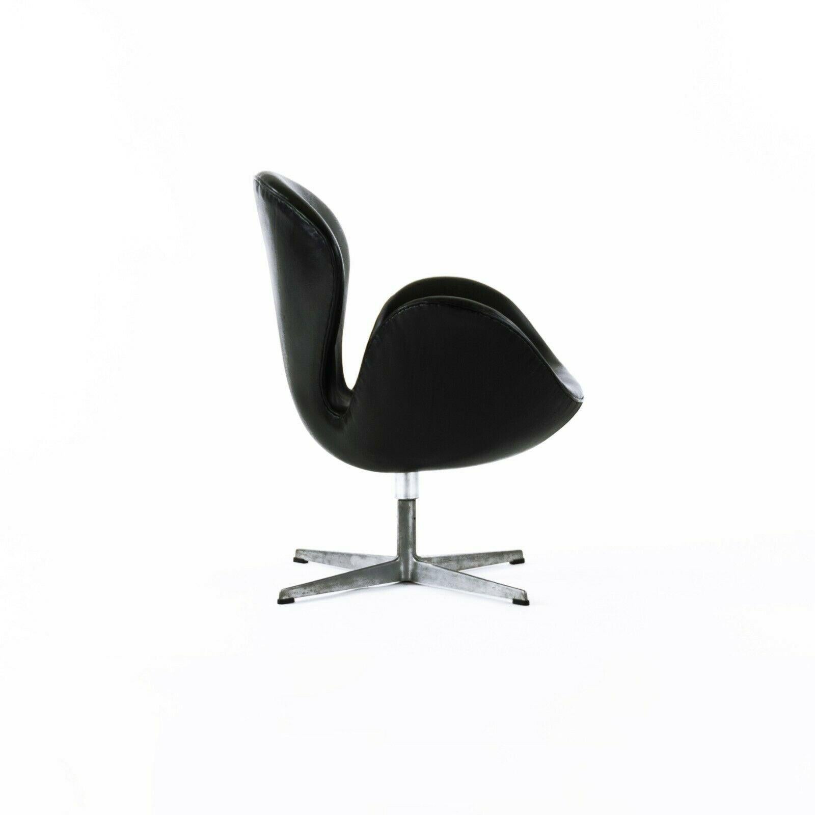 Moderne Chaise Swan Arne Jacobsen des années 1960 en cuir noir par Fritz Hansen du Danemark en vente