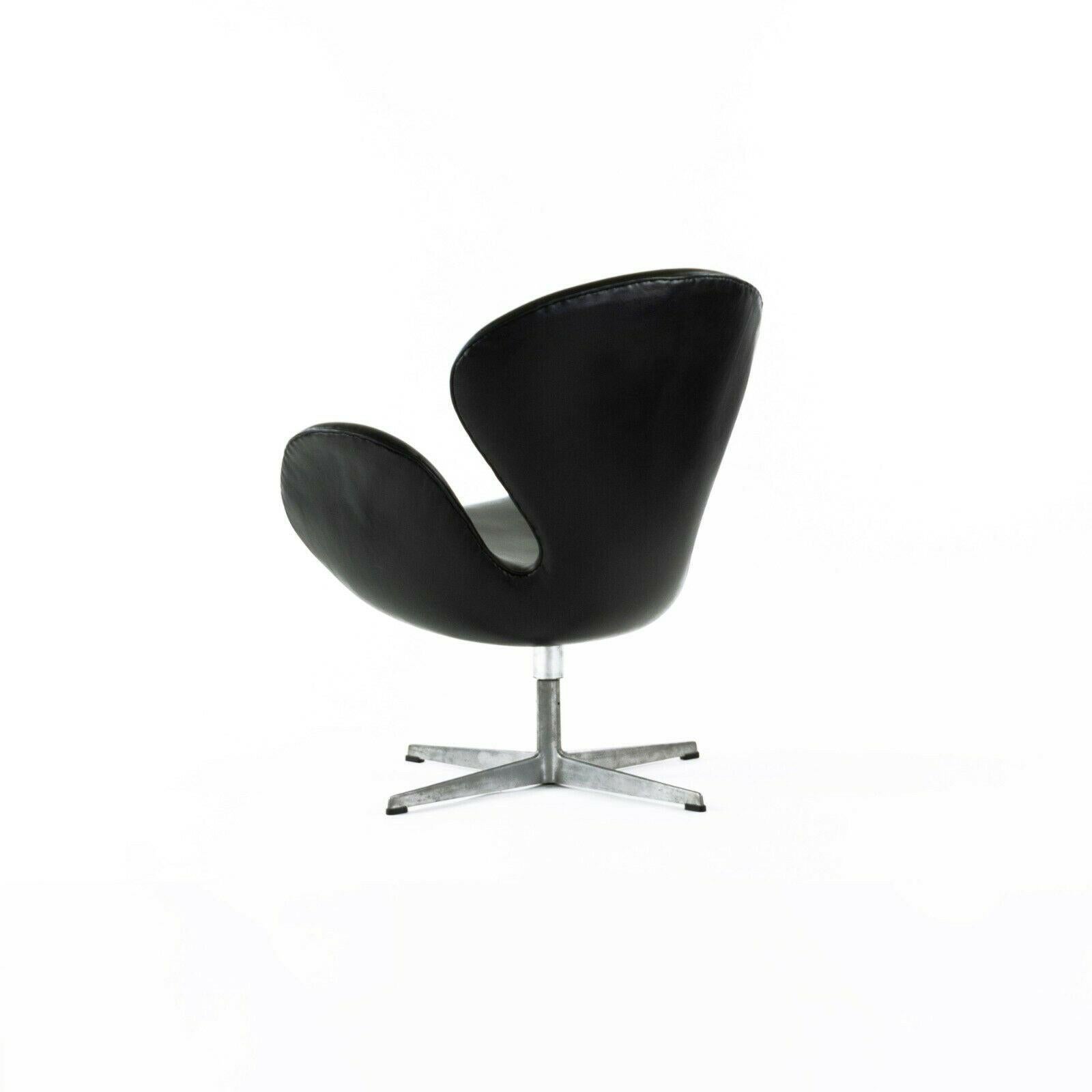 Mid-20th Century 1960s Arne Jacobsen Swan Chair by Fritz Hansen of Denmark in Black Leather For Sale