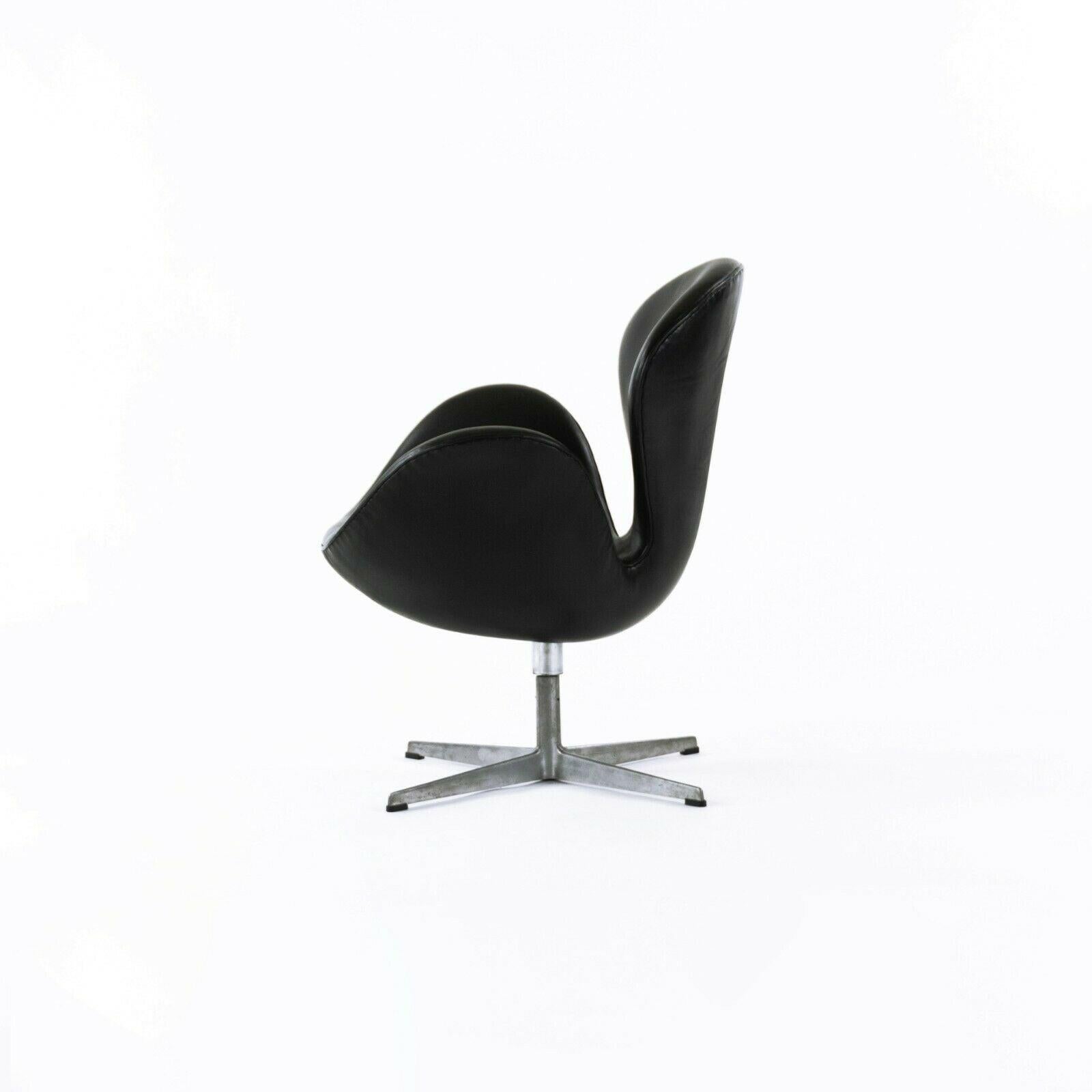 Metal 1960s Arne Jacobsen Swan Chair by Fritz Hansen of Denmark in Black Leather For Sale