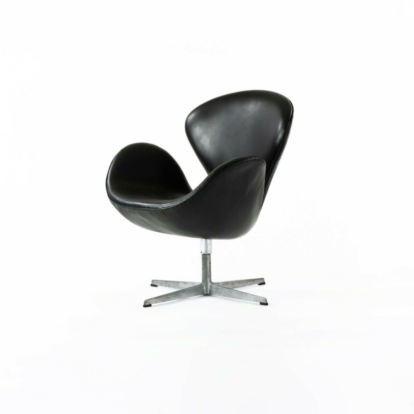 1960s Arne Jacobsen Swan Chair by Fritz Hansen of Denmark in Black Leather For Sale 1