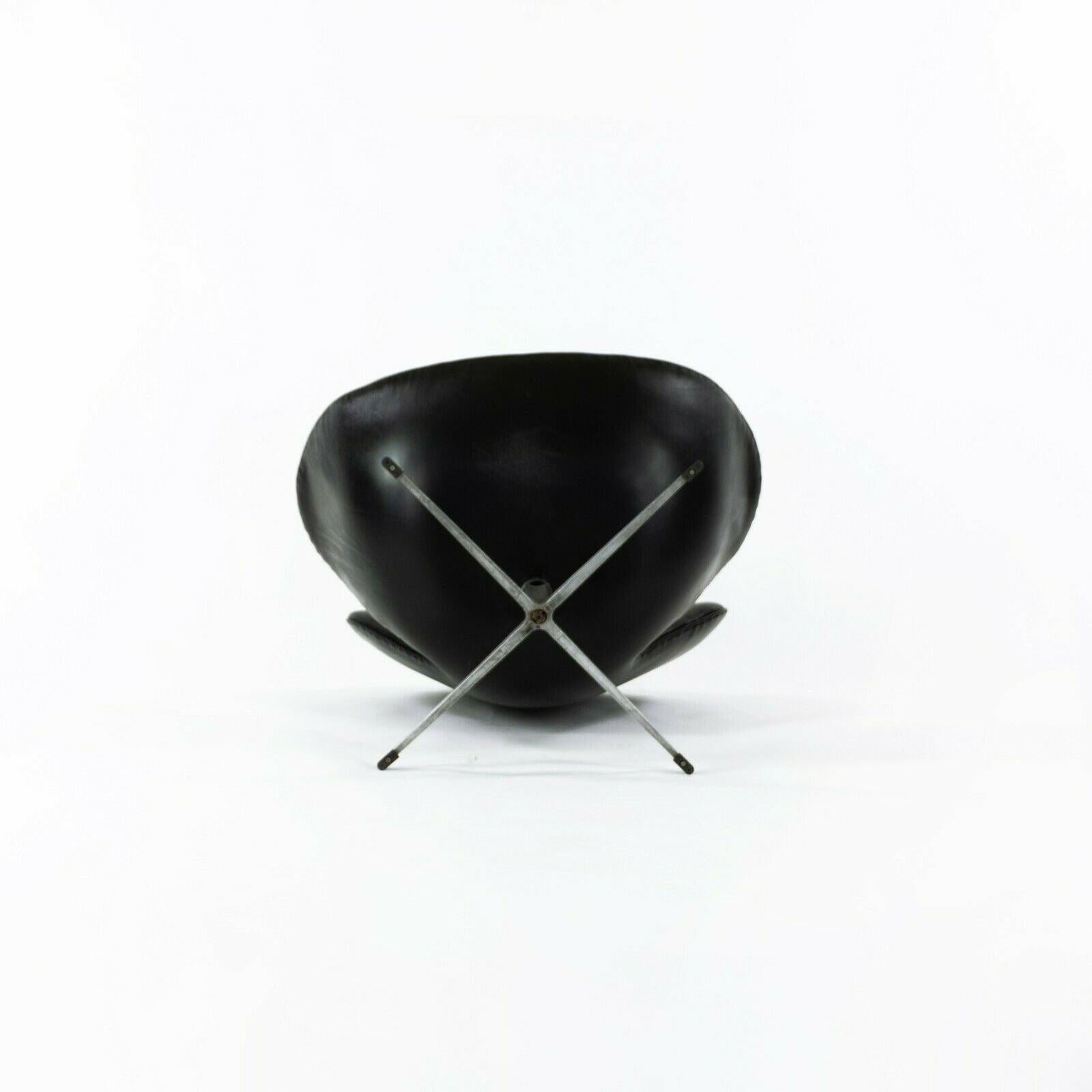 1960s Arne Jacobsen Swan Chair by Fritz Hansen of Denmark in Black Leather For Sale 2