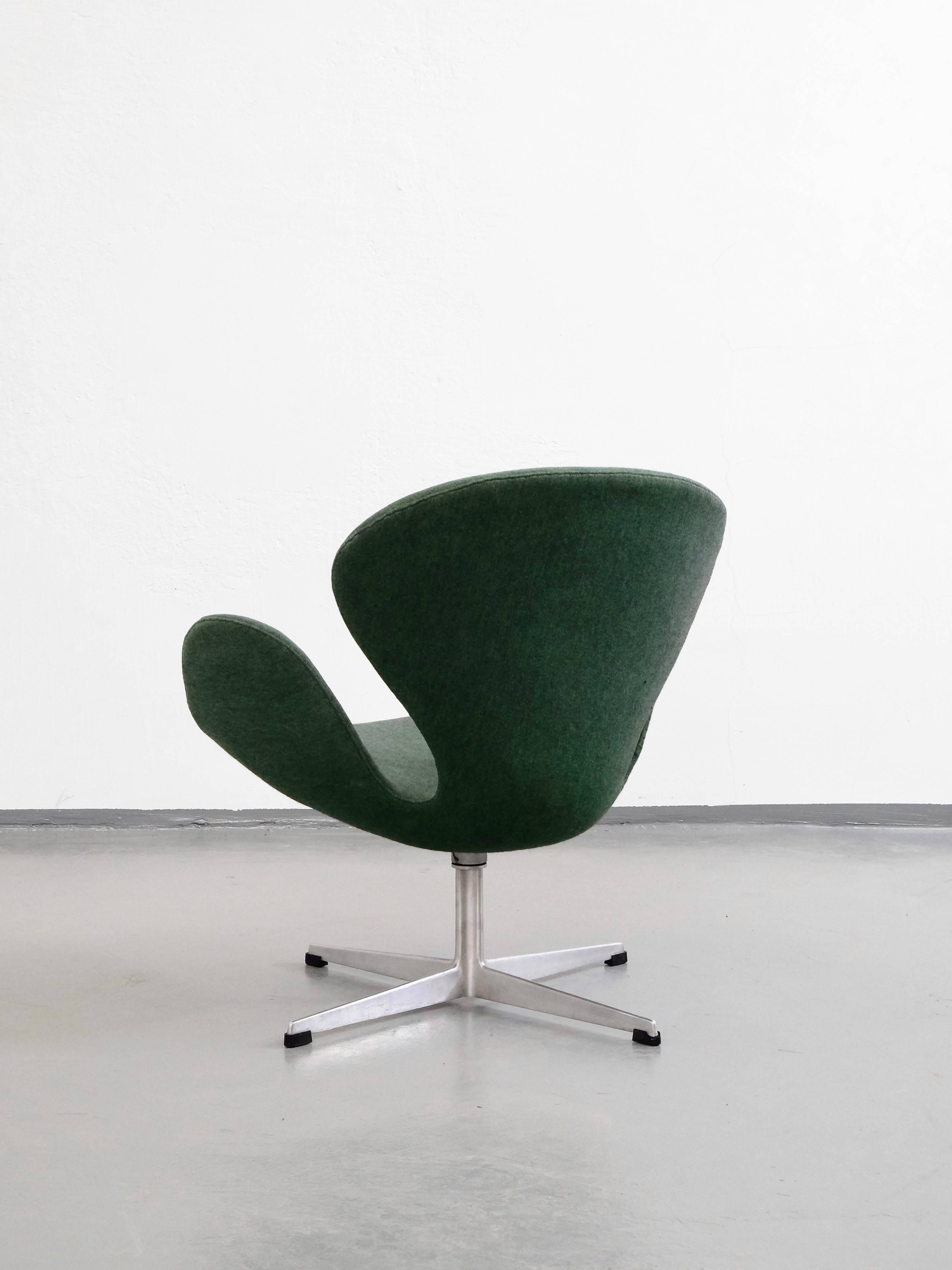 Scandinavian Modern 1960s Arne Jacobsen Swan Chair in Original Vintage Two-Tone Green Wool