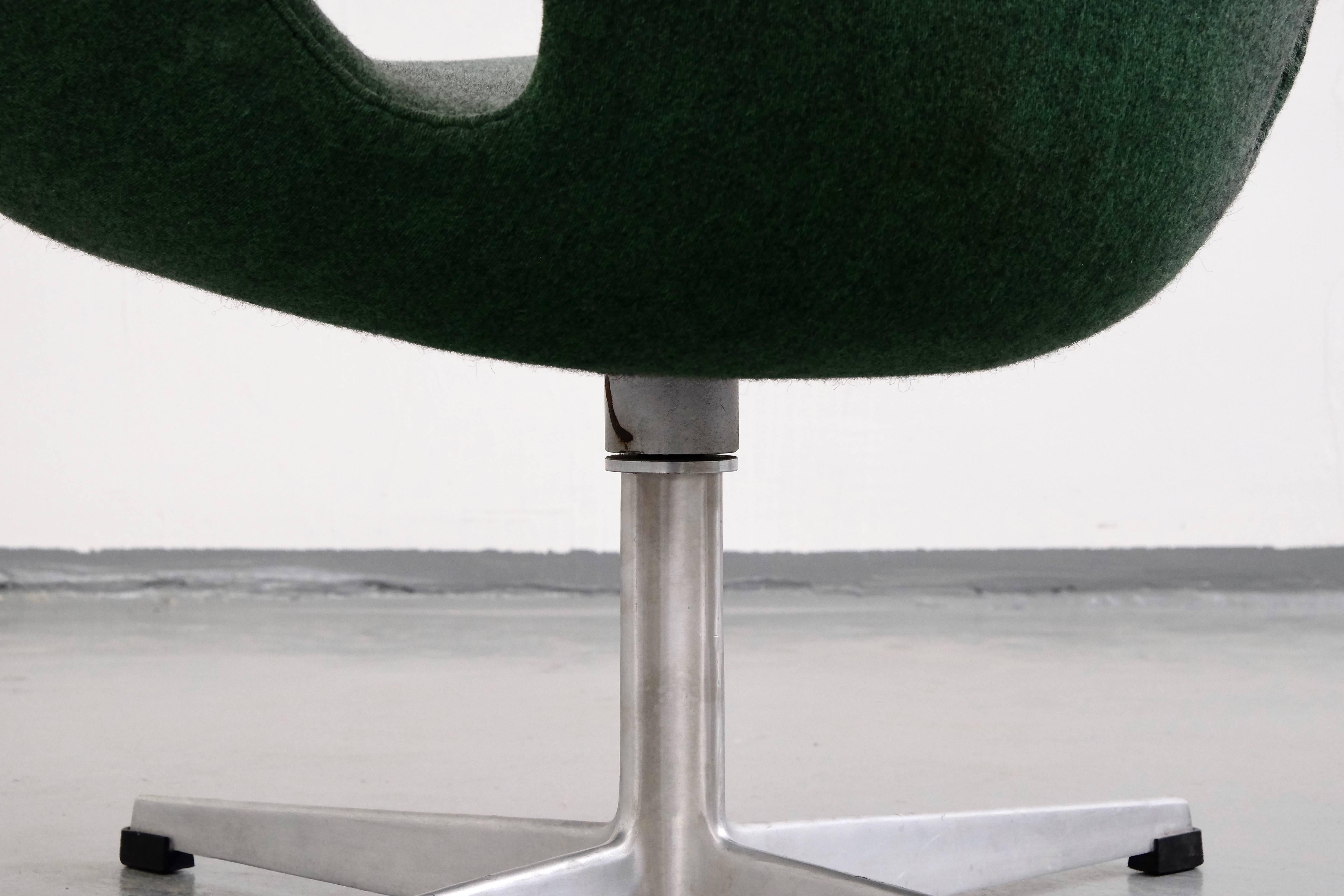 Danish 1960s Arne Jacobsen Swan Chair in Original Vintage Two-Tone Green Wool