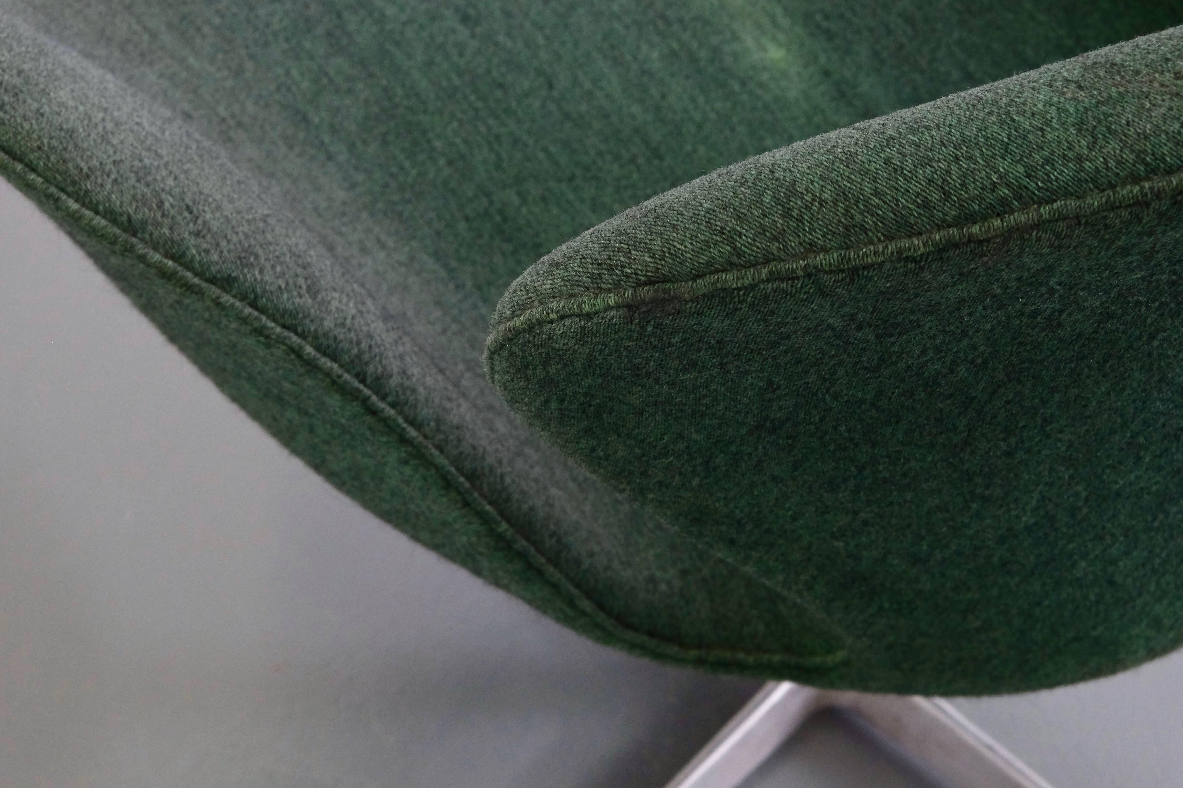 1960s Arne Jacobsen Swan Chair in Original Vintage Two-Tone Green Wool In Fair Condition In Helsinki, FI
