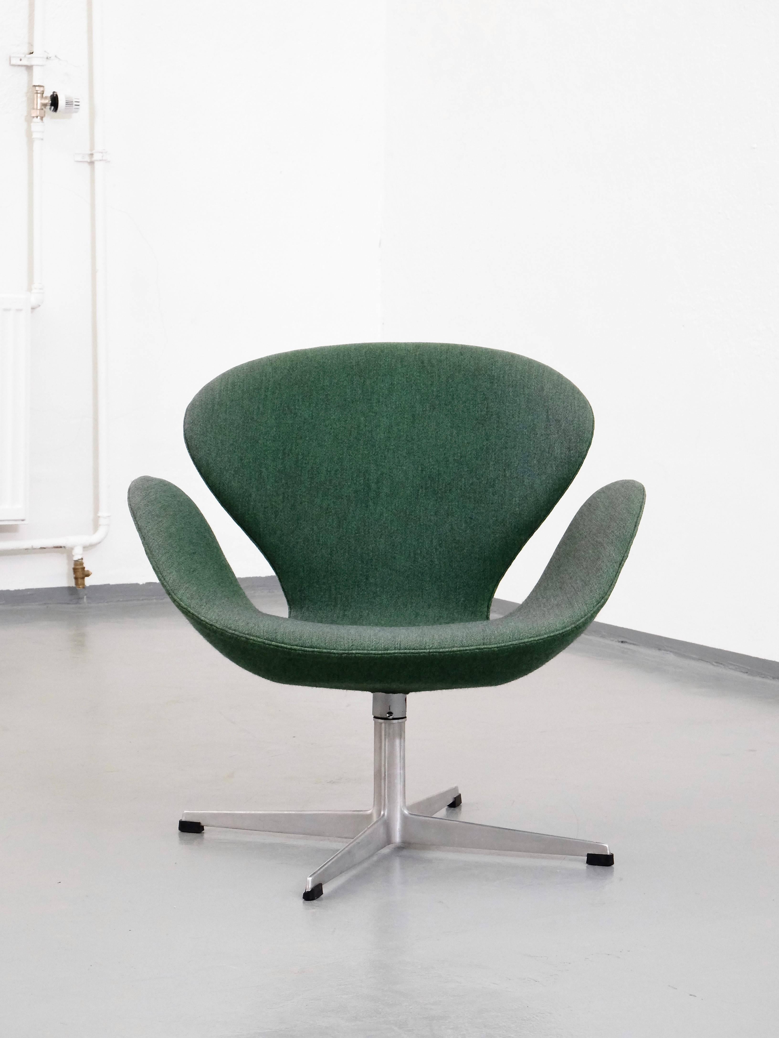Mid-20th Century 1960s Arne Jacobsen Swan Chair in Original Vintage Two-Tone Green Wool