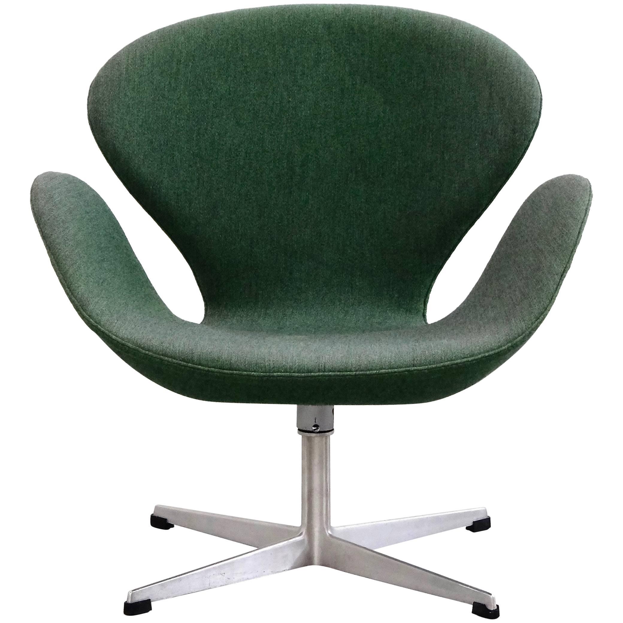 1960s Arne Jacobsen Swan Chair in Original Vintage Two-Tone Green Wool