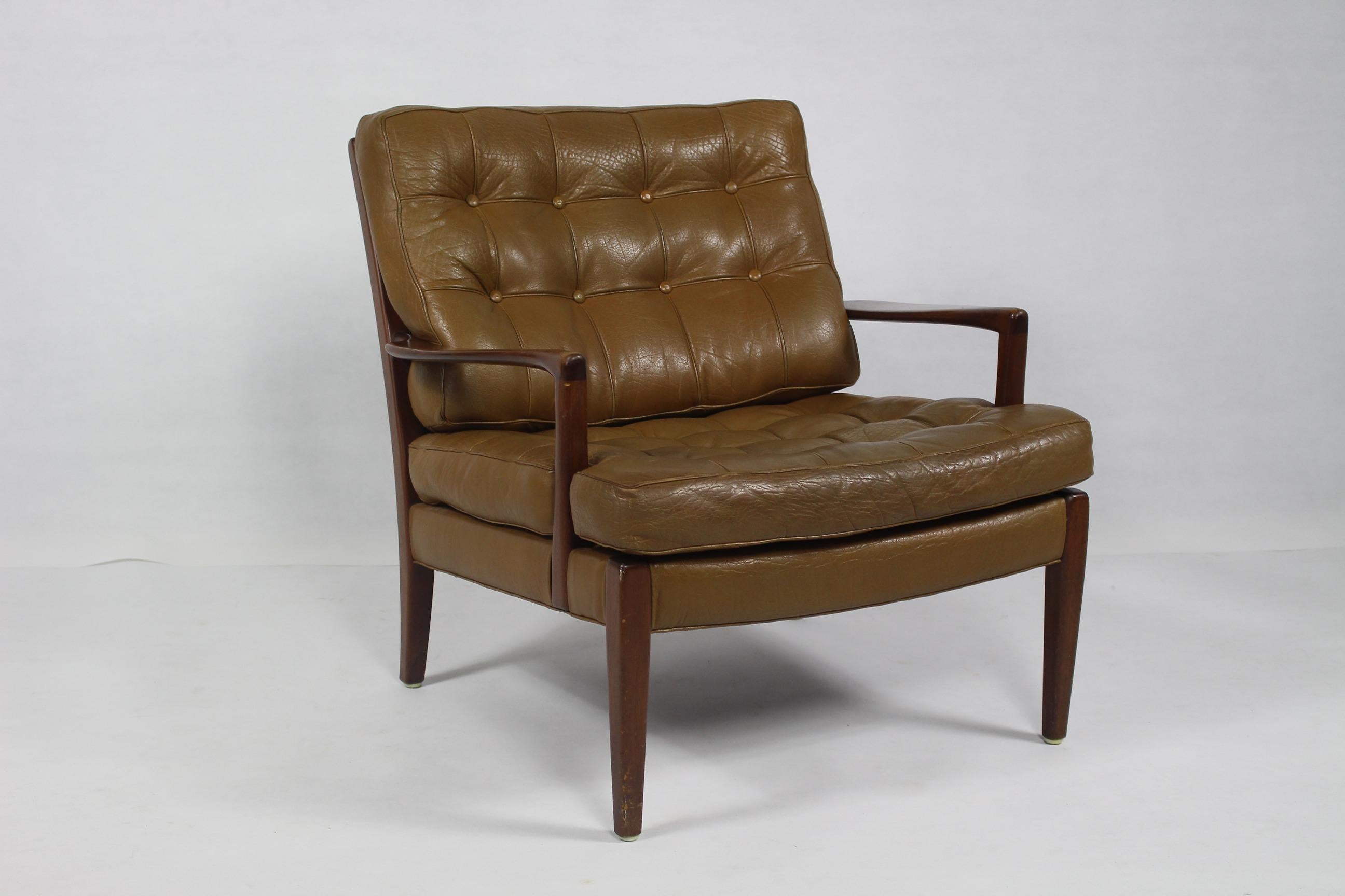 Arne Norell Lounge Chair.
Easy chair model Löven designed by Arne Norell.
Produced by Arne Norell AB in Aneby, Sweden, 1960s.
Original buffalo leather.
Good original condition.