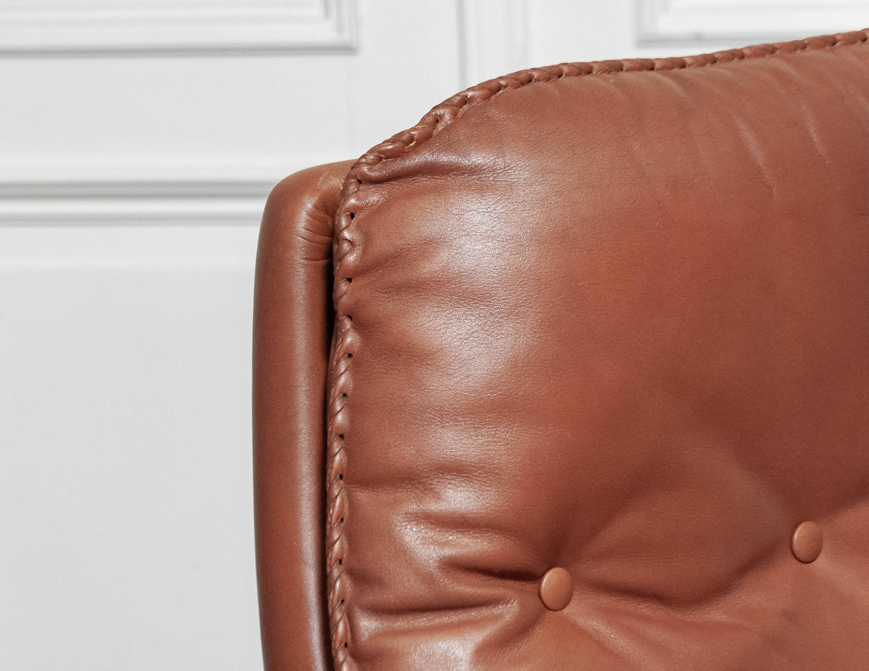 
Arne Norell Swivel Lounge Chair for Vatne, Norway (1960s)

A stunning 1960s swivel lounge chair designed by Arne Norell for Vatne Møbler, Norway. This chair features buttery soft cognac leather upholstery with deep-button tufting, plush cushions,