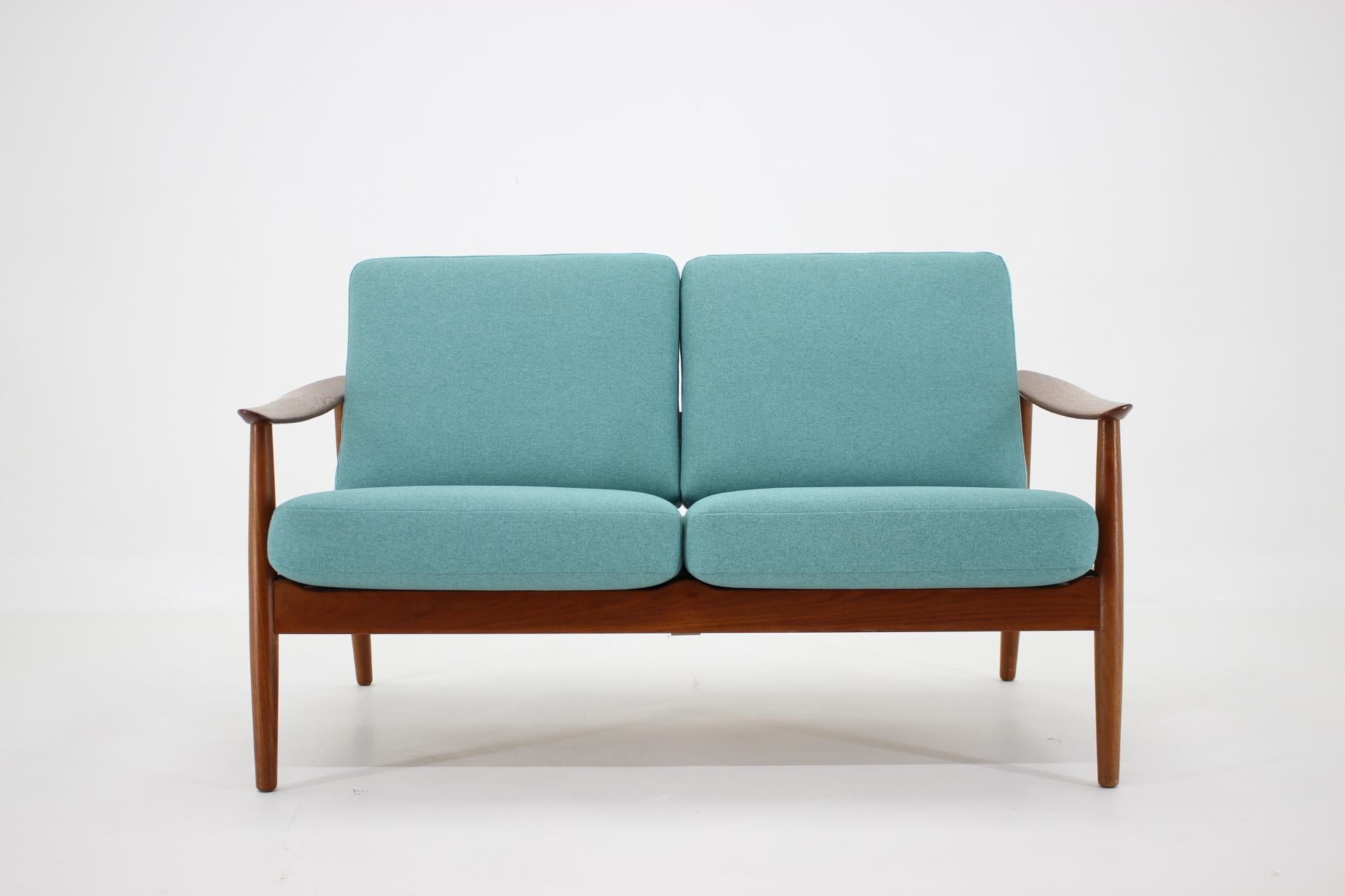 - Newly re-upholstered original springs pillows
- The wooden parts have been refurbished.