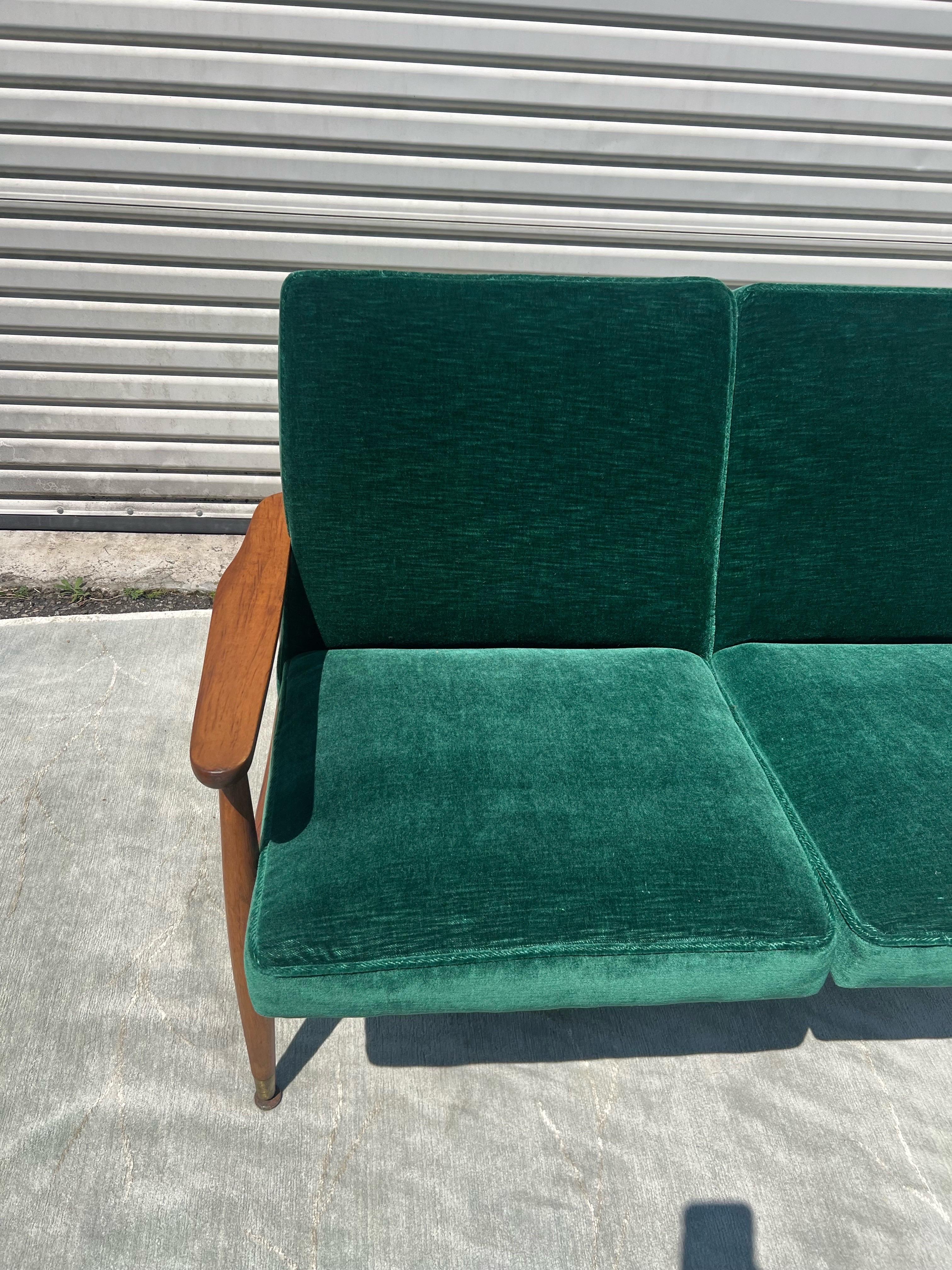 1960s Arne Vodder Attributed 2 Seater Lounger Sofa in Green Mohair In Good Condition For Sale In Charleston, SC