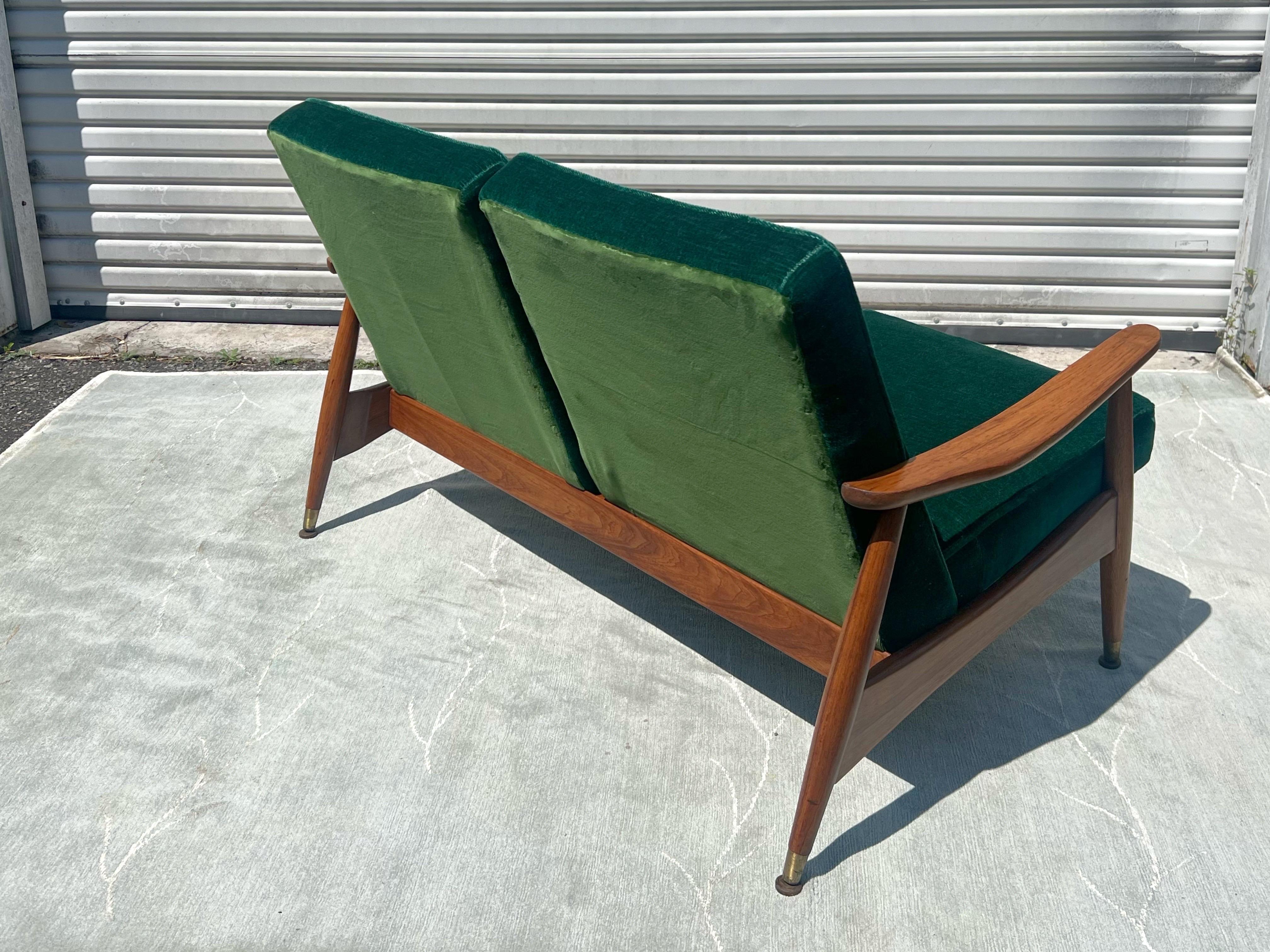 1960s Arne Vodder Attributed 2 Seater Lounger Sofa in Green Mohair For Sale 1