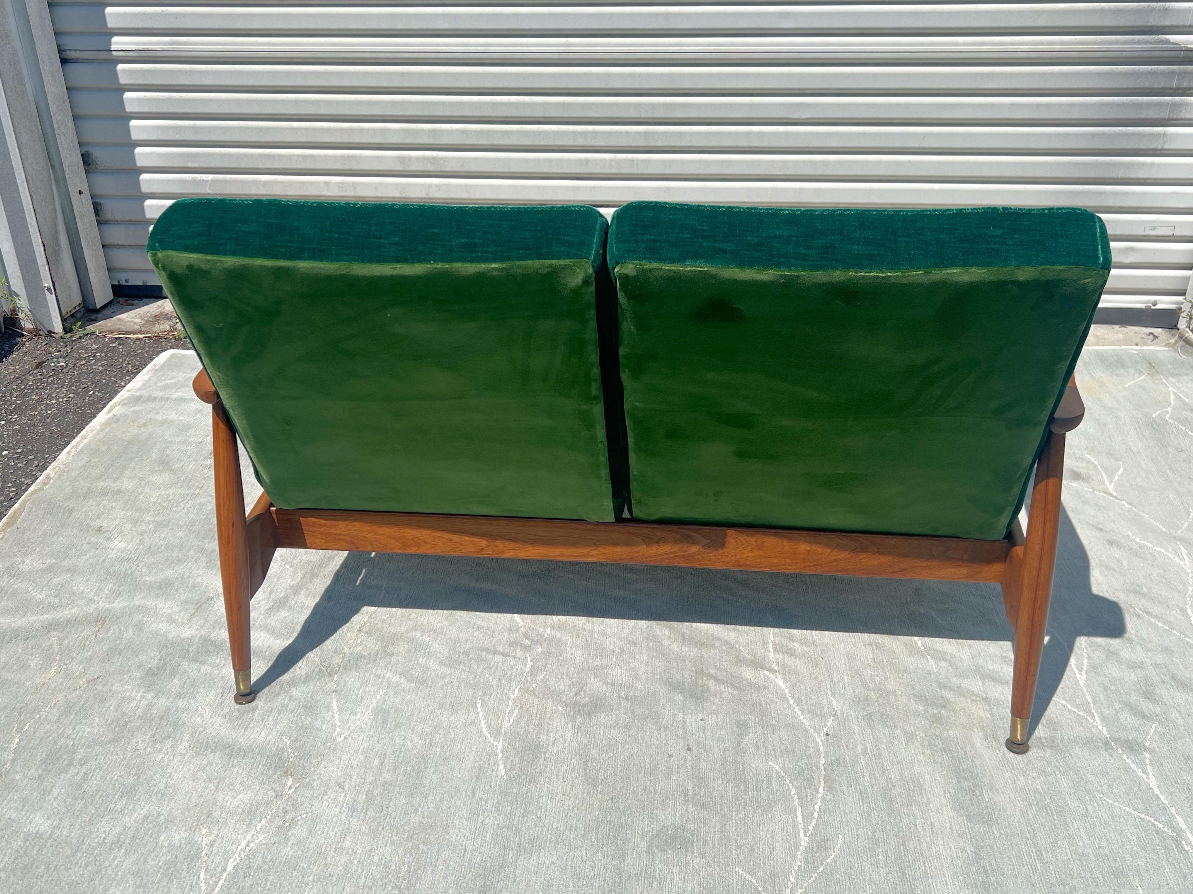 1960s Arne Vodder Attributed 2 Seater Lounger Sofa in Green Mohair For Sale 2