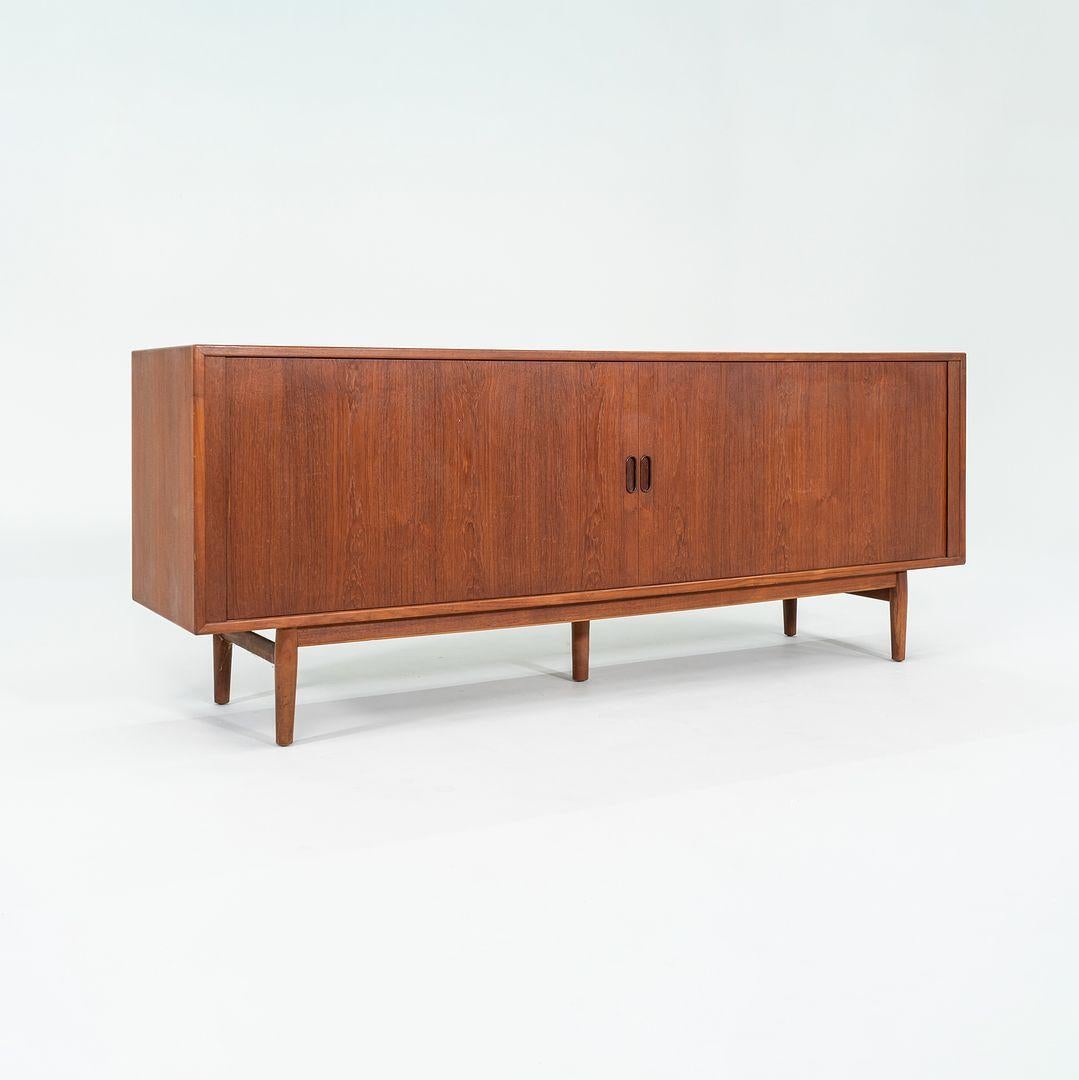 Se trata de un gran aparador credenza de teca, Modelo 37, diseñado inicialmente por Arne Vodder en 1960 y fabricado por Sibast en Dinamarca. Este ejemplo data de principios de los años sesenta. La pieza tiene una carcasa de teca, y tiene detalles de