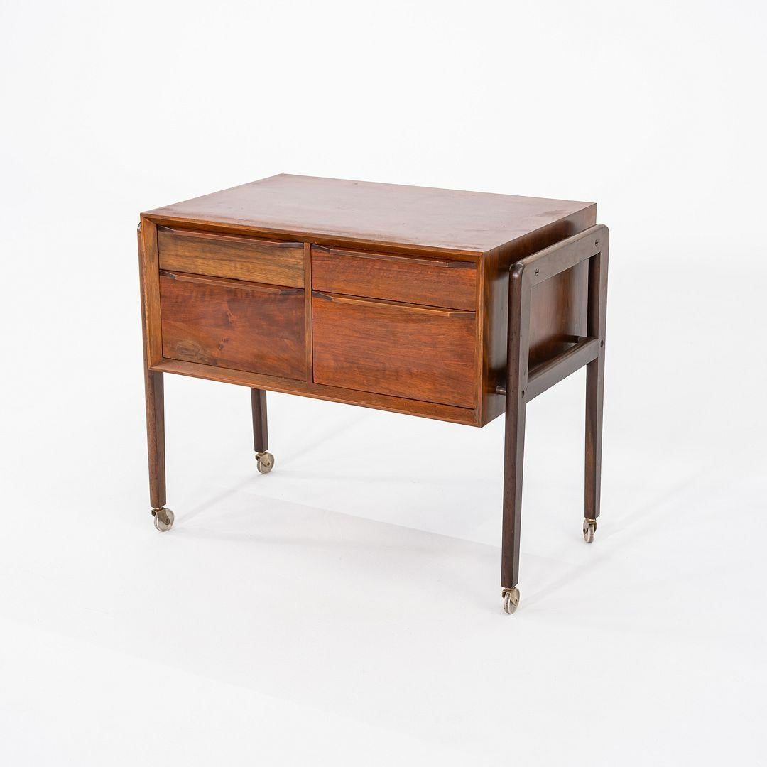 Armadio a rotelle o cassettiera da cucito in teak di Arne Vodder del 1960 In condizioni buone in vendita a Philadelphia, PA