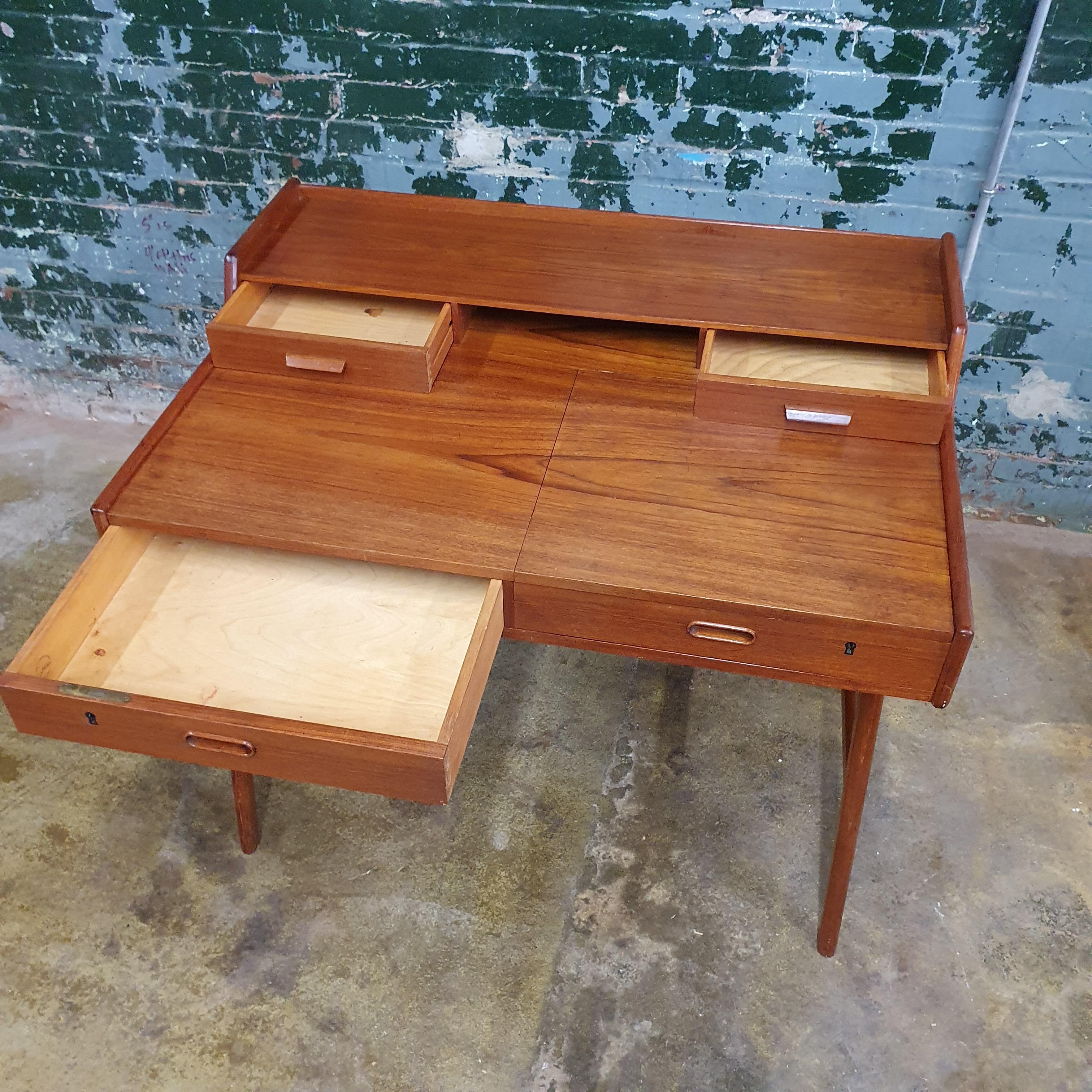 1960s Arne Wahl Iversen Model 65 Teak Desk with Vanity for Vinde Møbelfabrik In Good Condition In Philadelphia, PA