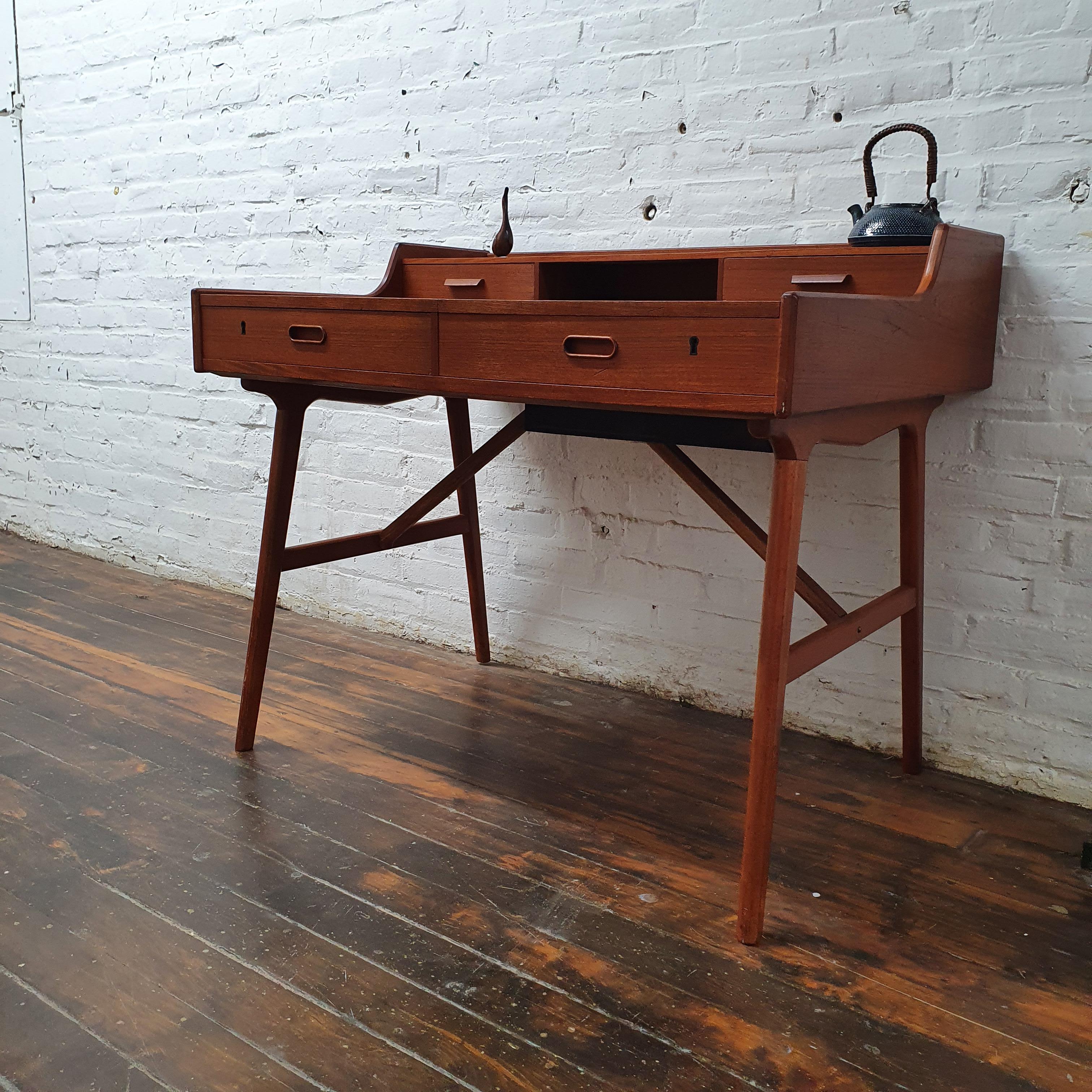 1960s Arne Wahl Iversen Model 65 Teak Desk with Vanity for Vinde Møbelfabrik 2