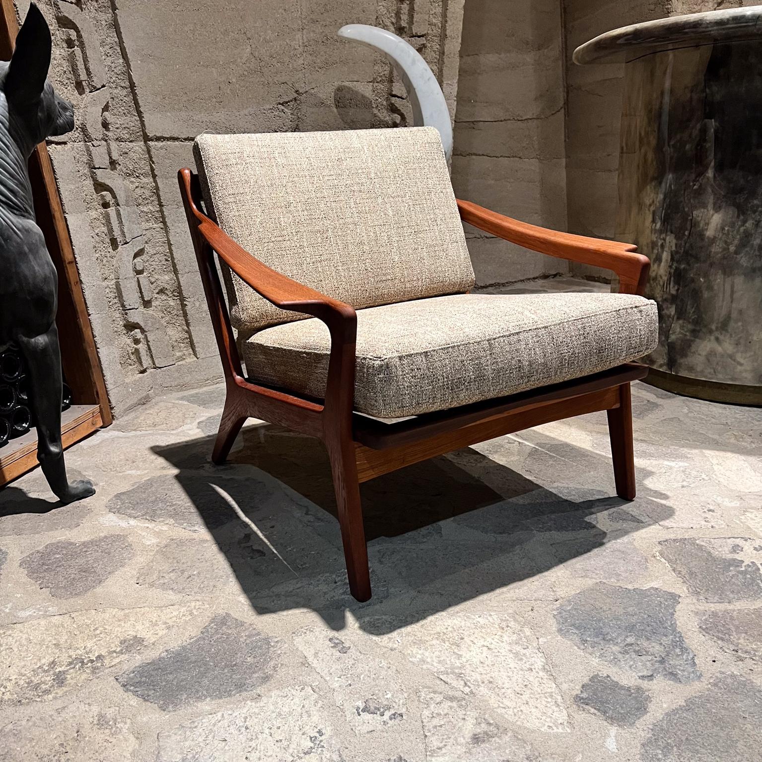 AMBIANIC presenta
Arne Wahl Iversen
Sensazionale sedia in teak realizzata in Danimarca negli anni '60 con sigillo di controllo danese. Timbrato.
Tappezzeria nuova, cuscino nuovo. Il Wood è stato rifinito. Nuove cinghie in sostituzione delle vecchie