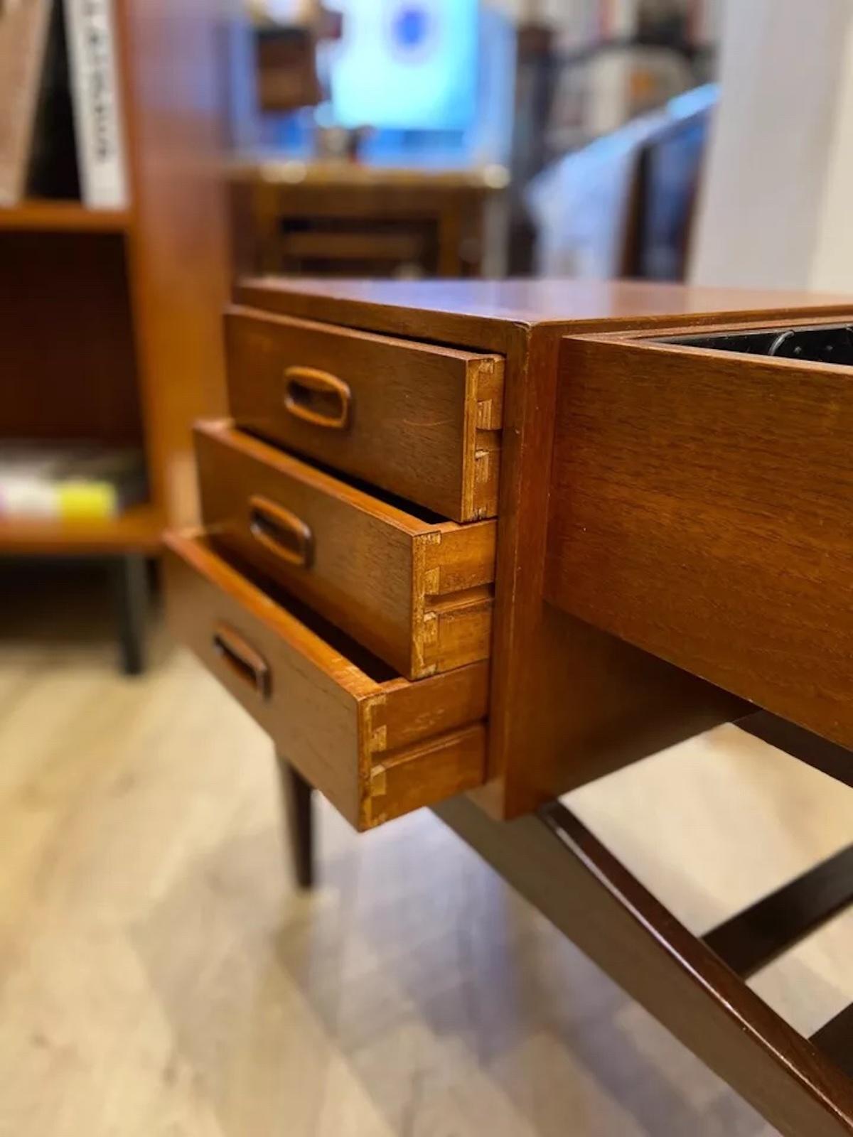 Danois Table d'appoint en teck Arne Wahl Iversen des années 1960 avec jardinière en vente