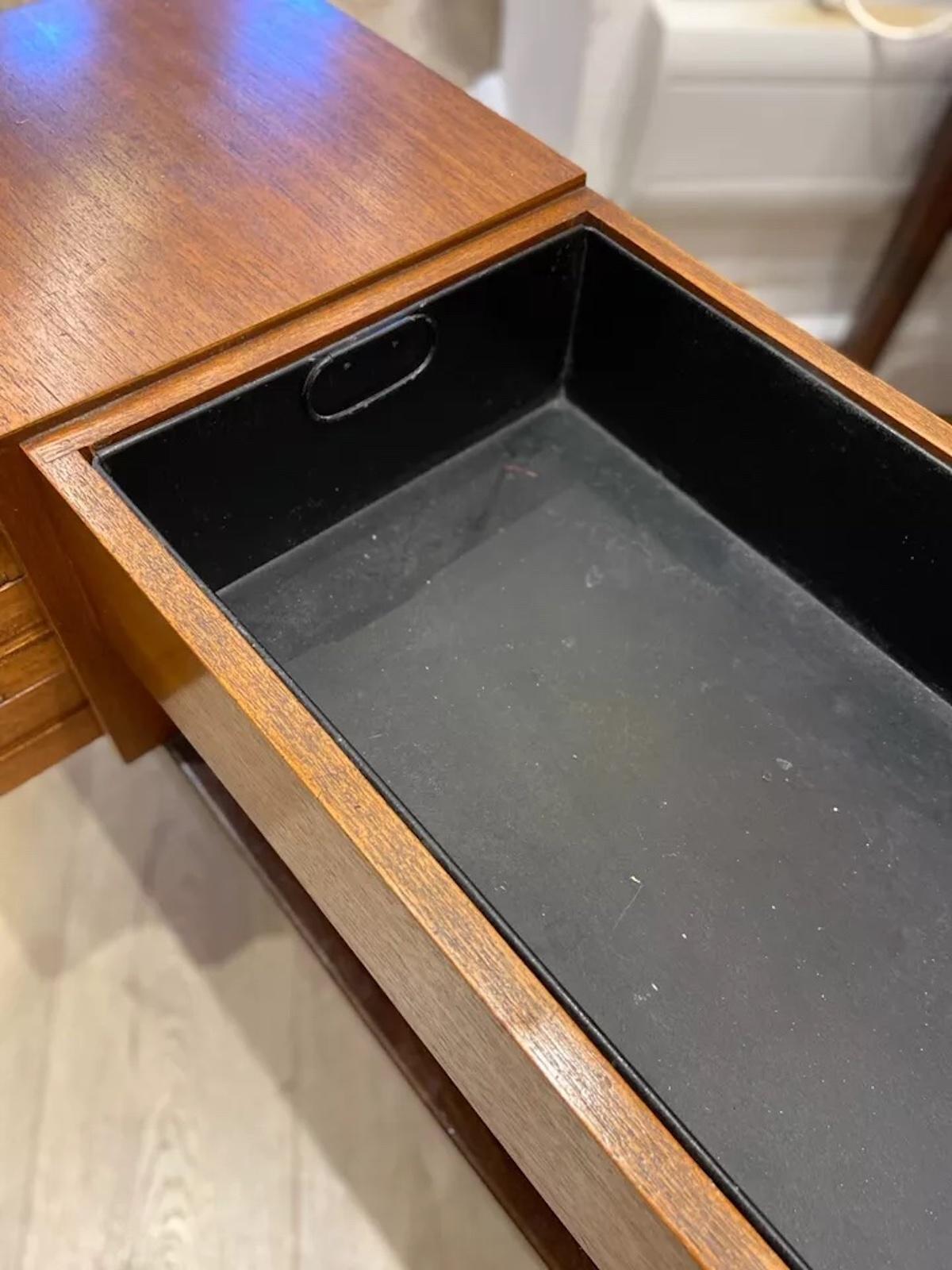 Milieu du XXe siècle Table d'appoint en teck Arne Wahl Iversen des années 1960 avec jardinière en vente