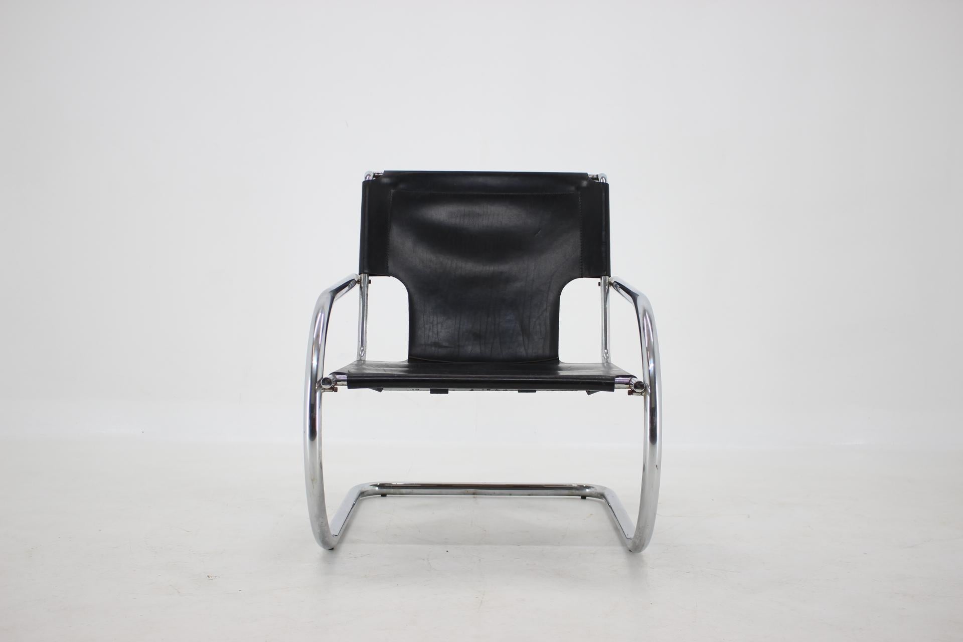 - Leather in good original condition with minor signs of use
- The chrome parts in good condition with signs of oxidation in some part of chair.