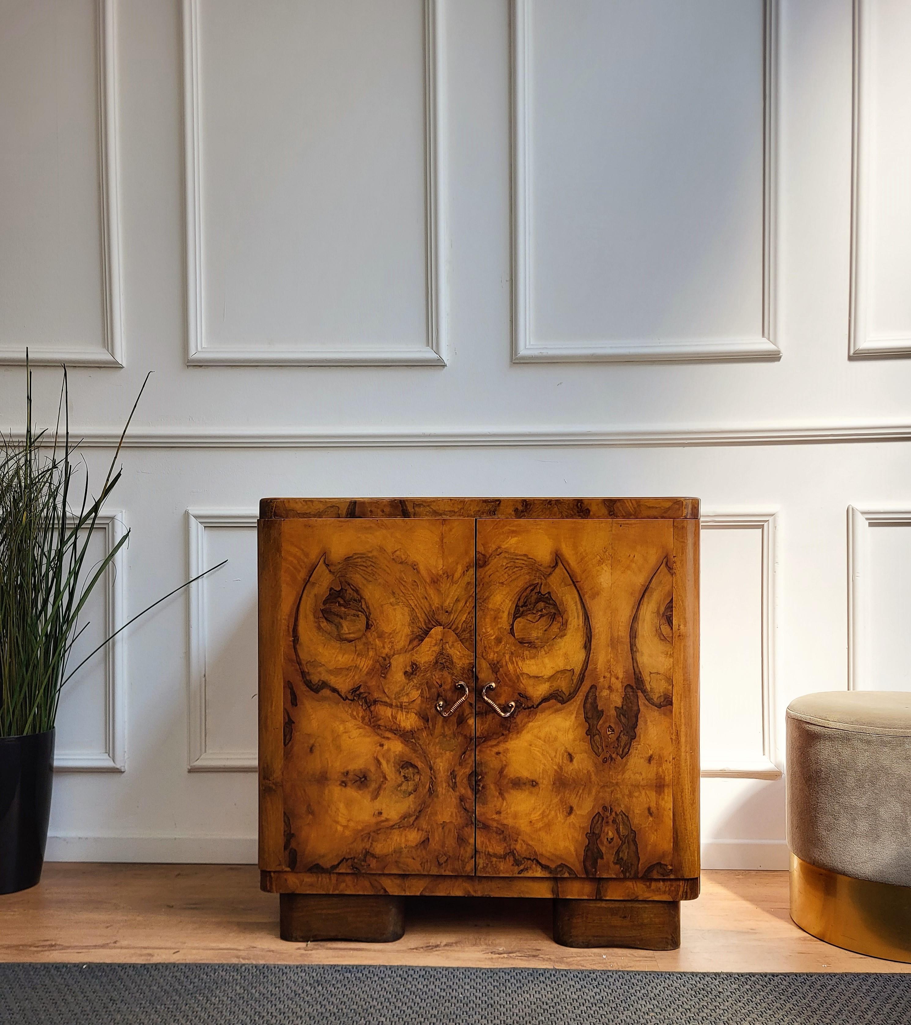 Unique and very elegant Italian Art Deco Mid-Century Modern dry bar cabinet cart, in root burl walnut with double front door and black glass top. When opened the interior part is in mirror glass with a wooden shelf. The piece is highlighted by the