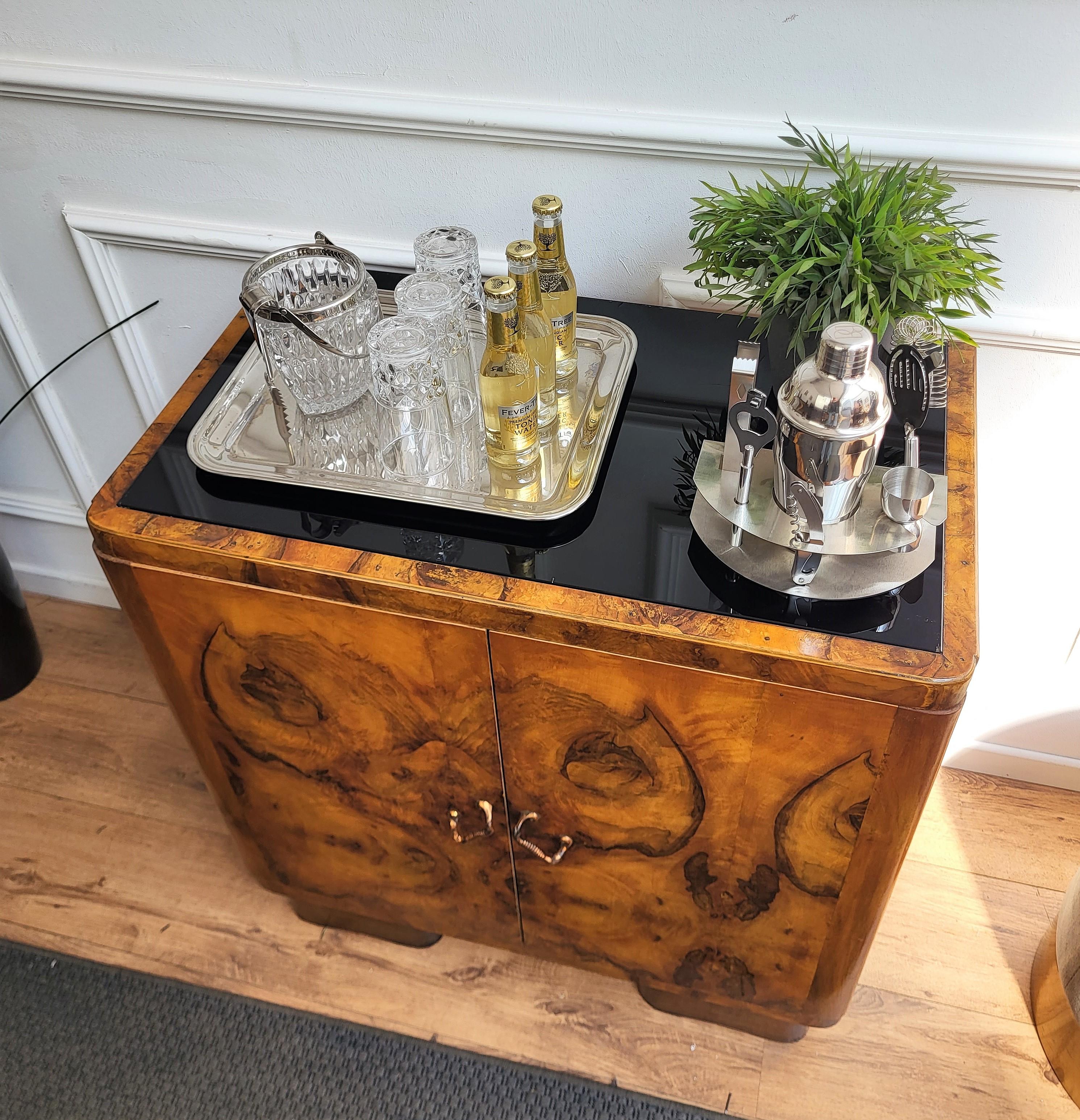 1960s Art Deco Midcentury Italian Burl Wood Mirror Glass Top Dry Bar Cabinet In Good Condition In Carimate, Como