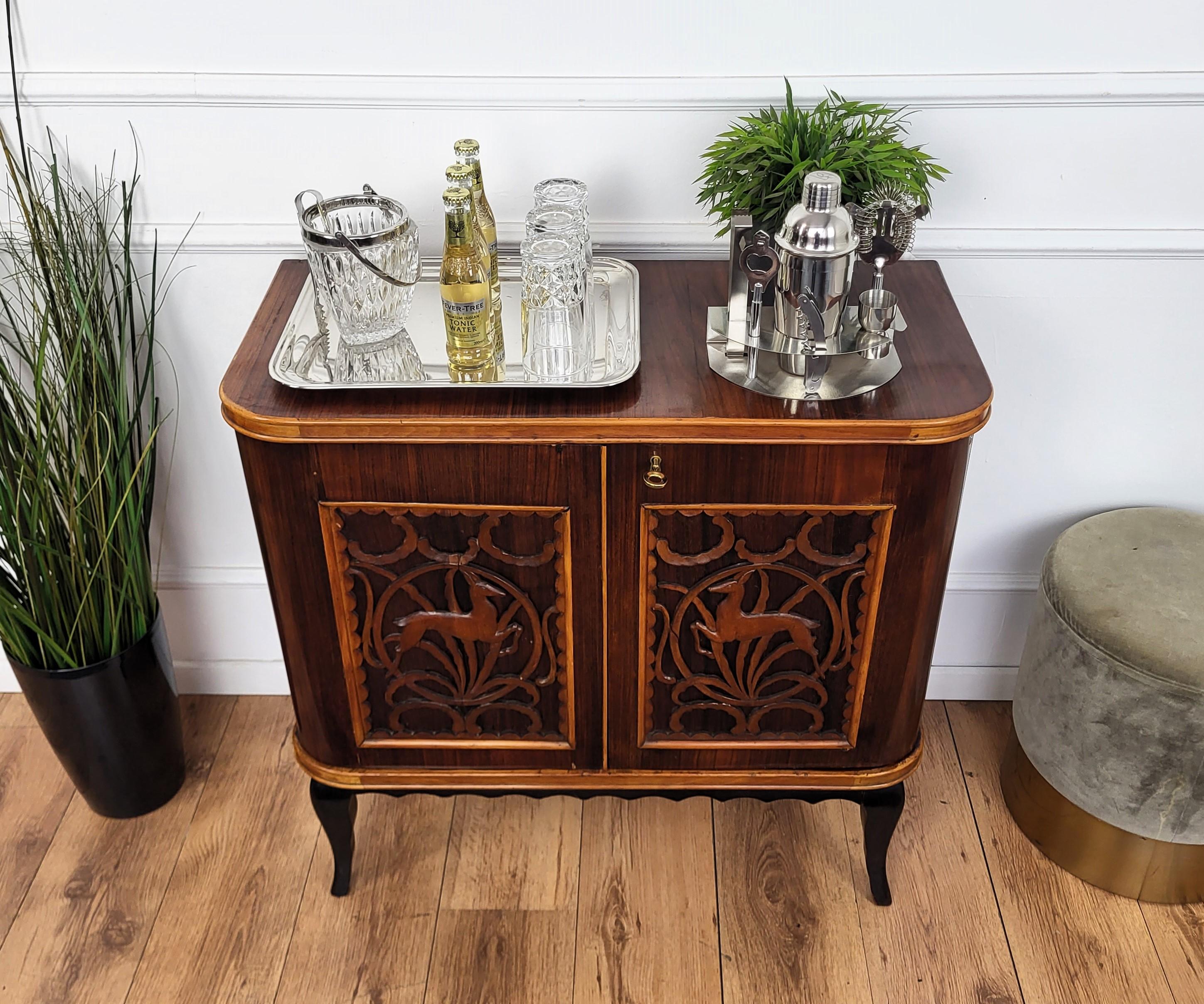 1960s Art Deco Mid-Century Italian Forest Wildlife Carved Wood Dry Bar Cabinet In Good Condition For Sale In Carimate, Como