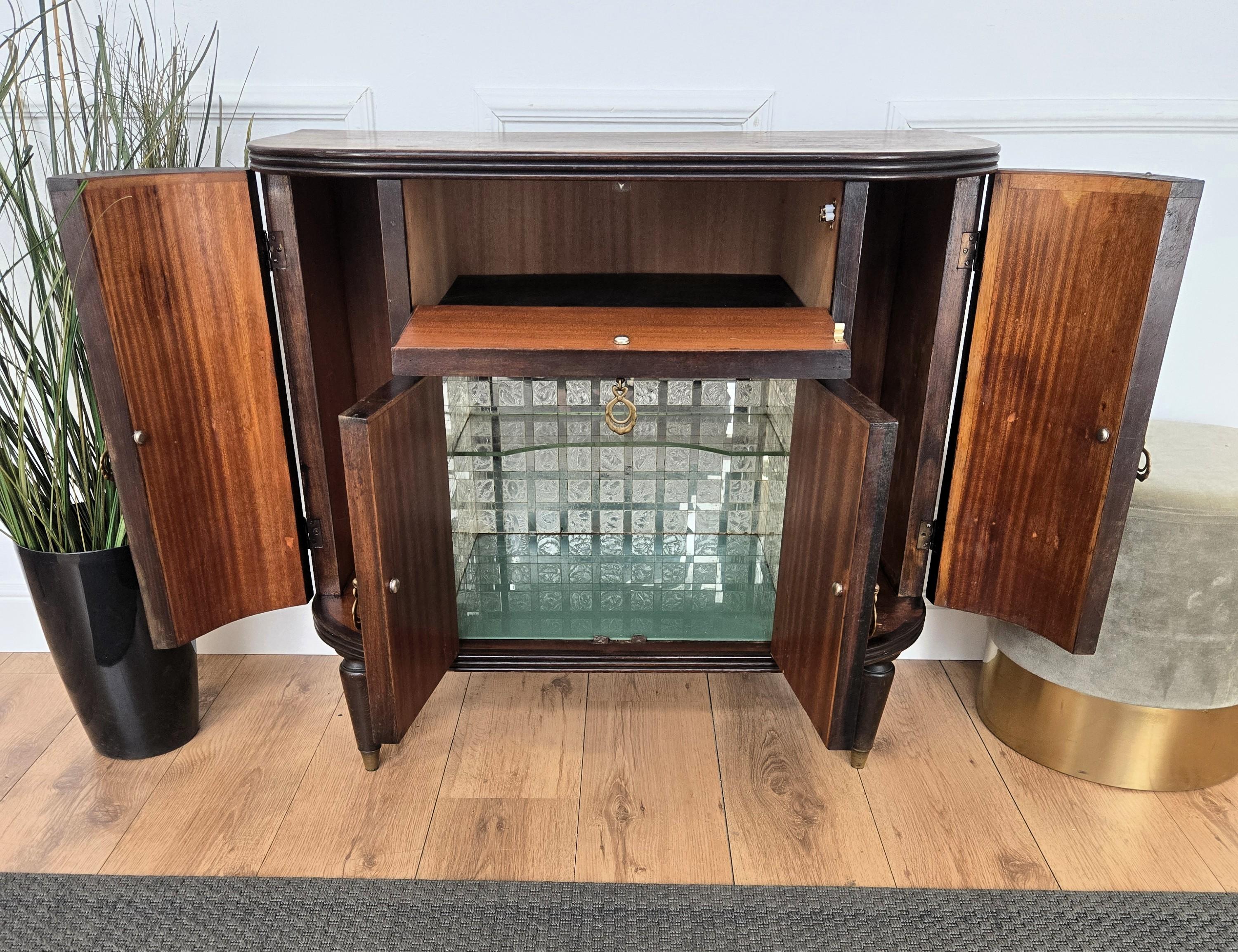 1960s Art Deco Mid-Century Italian Walnut Burl and Mirror Mosaic Dry Bar Cabinet en venta 2