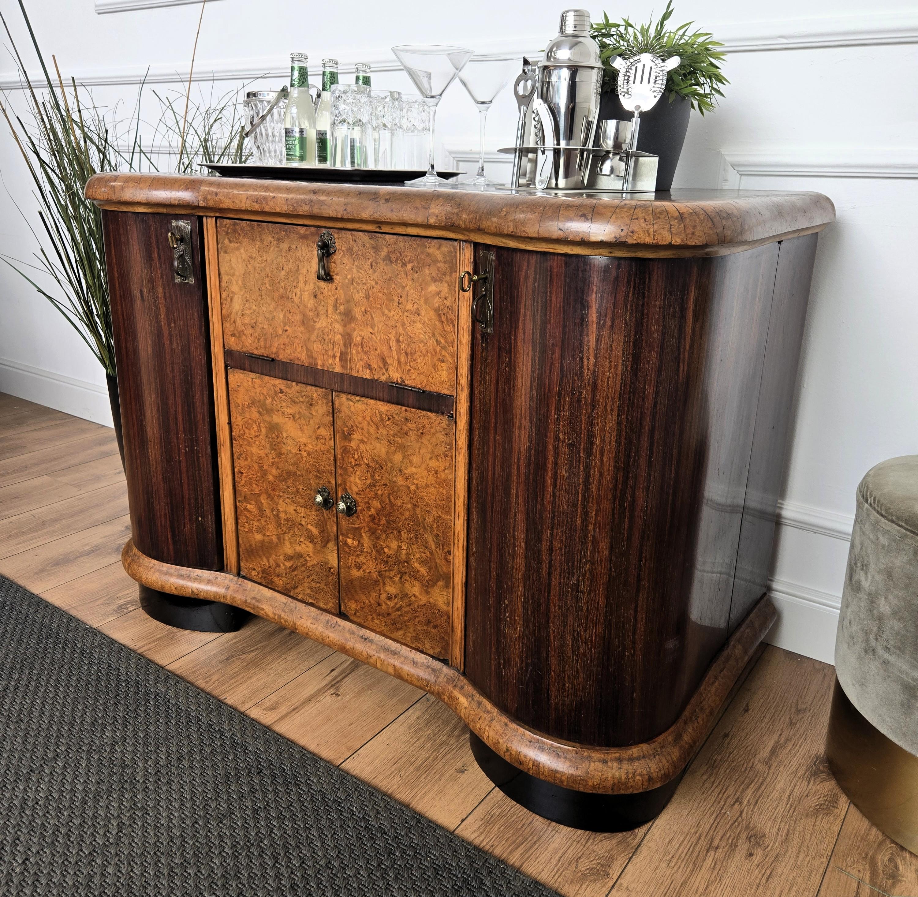 Precioso mueble bar italiano Art Déco Moderno de mediados de siglo, decorado con chapas de madera de brezo, con dos puertas laterales y tiradores de latón antiguo. Cuando se abre, en los laterales aparece una sorprendente parte interior en mosaico