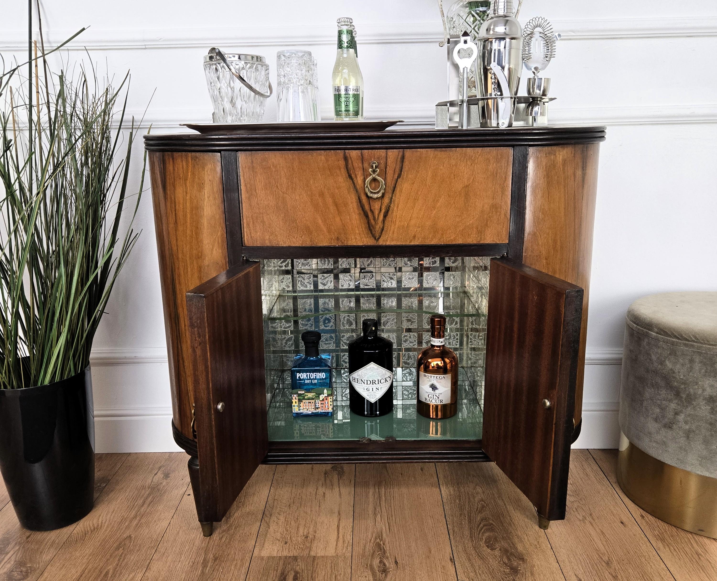 1960s Art Deco Mid-Century Italian Walnut Burl and Mirror Mosaic Dry Bar Cabinet Art Decó en venta