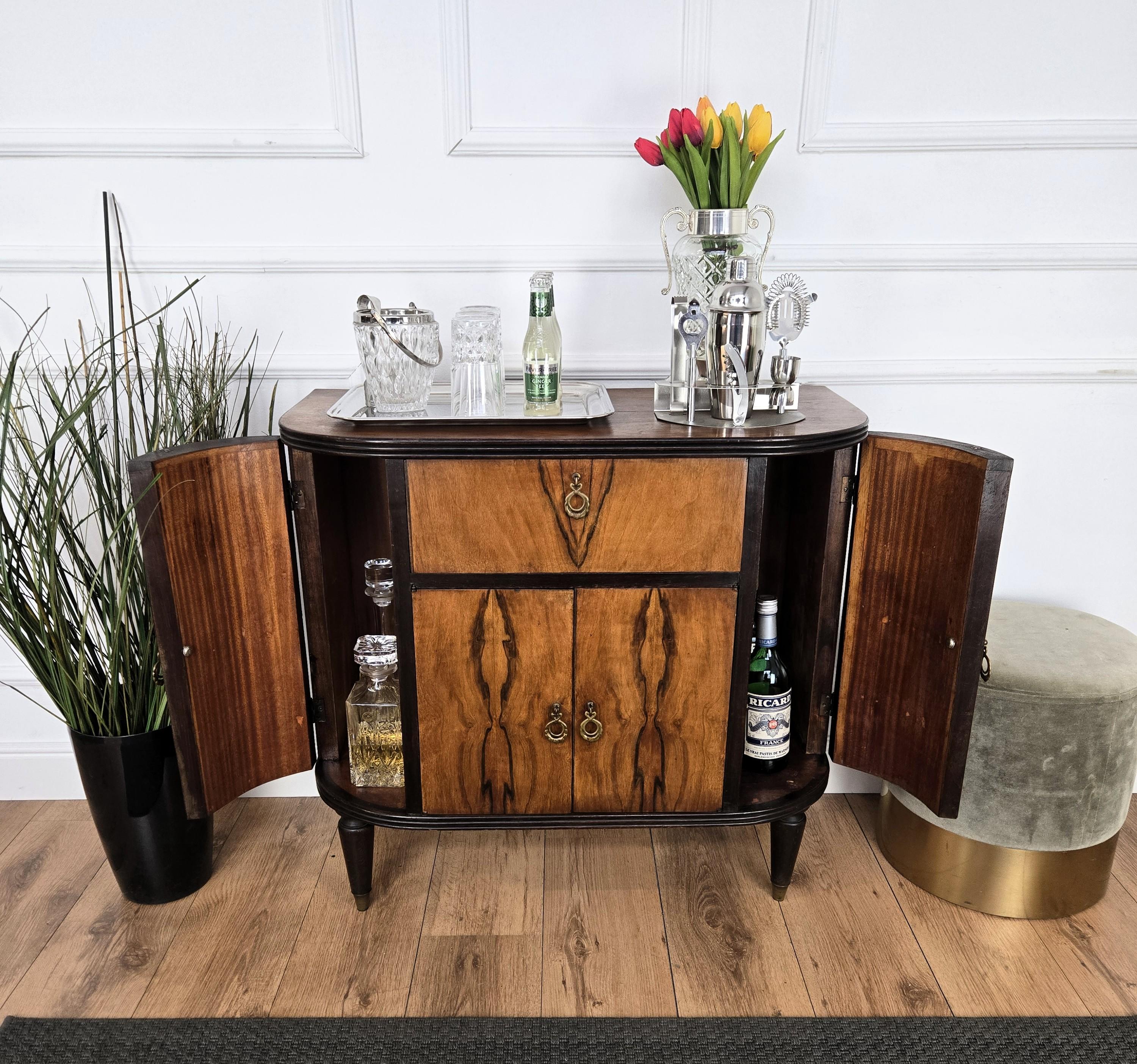1960s Art Deco Mid-Century Italian Walnut Burl and Mirror Mosaic Dry Bar Cabinet Italiano en venta