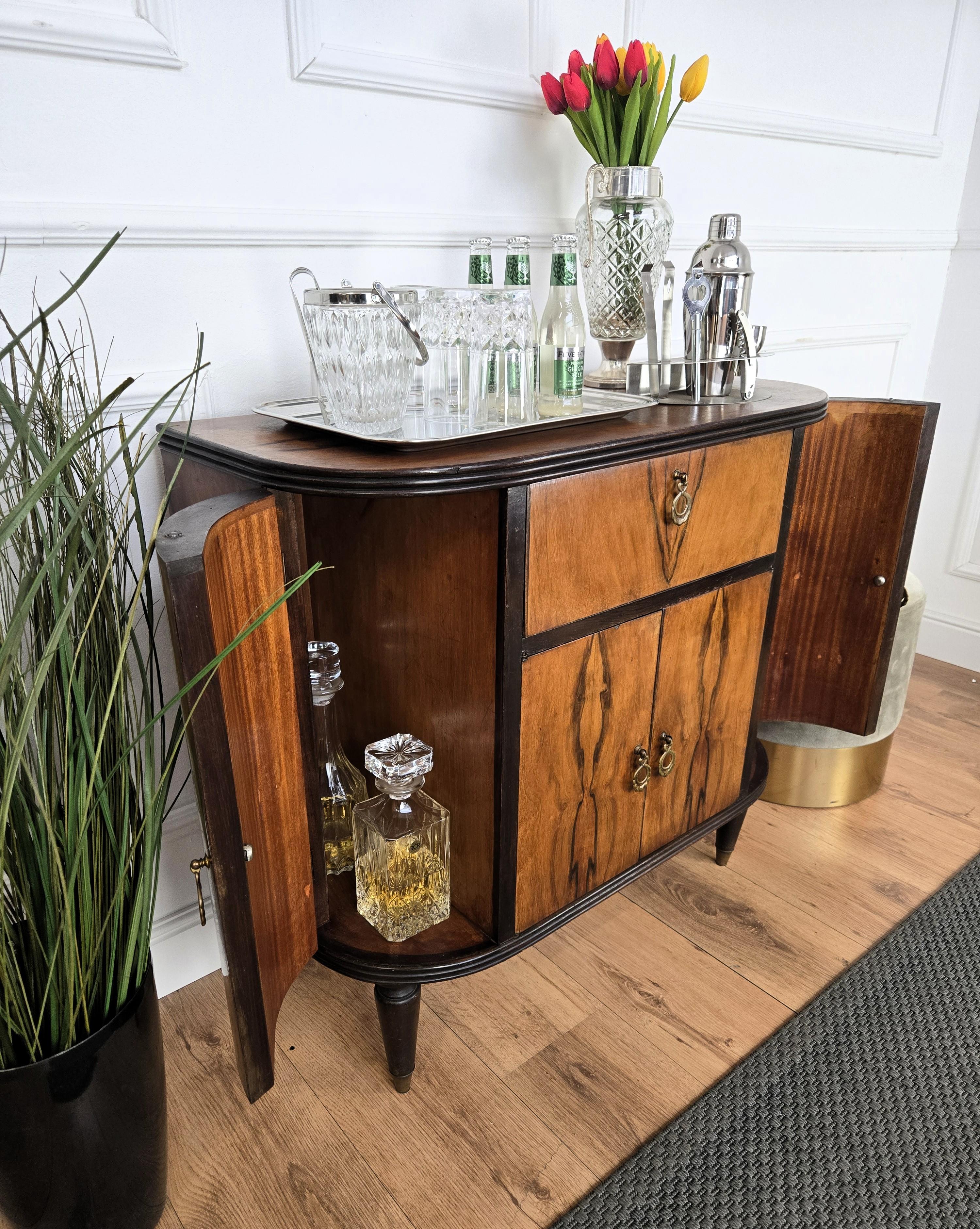1960s Art Deco Mid-Century Italian Walnut Burl and Mirror Mosaic Dry Bar Cabinet Mosaico en venta