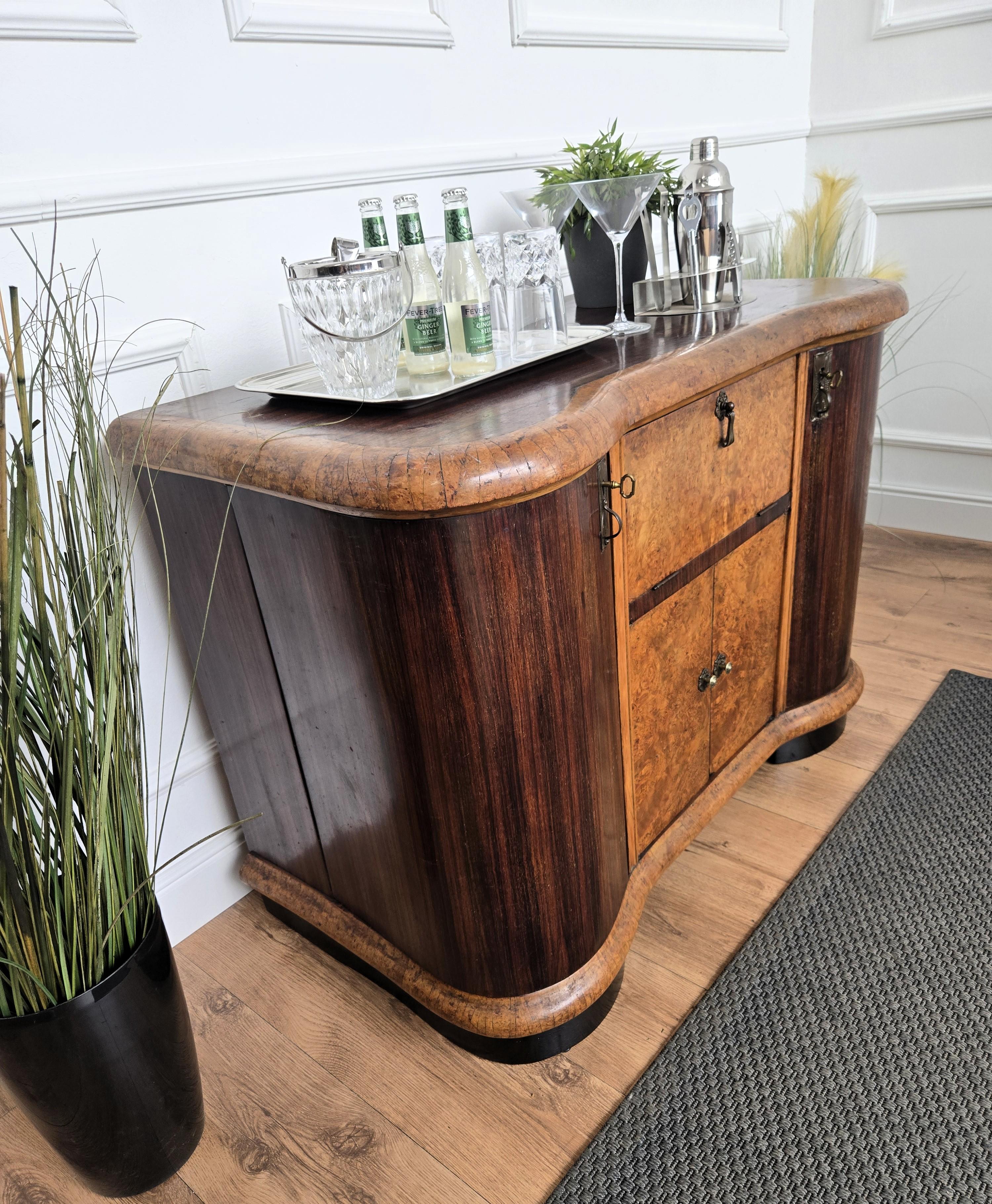 1960s Art Deco Mid-Century Italian Walnut Burl and Mirror Mosaic Dry Bar Cabinet en Bueno Estado en Carimate, Como