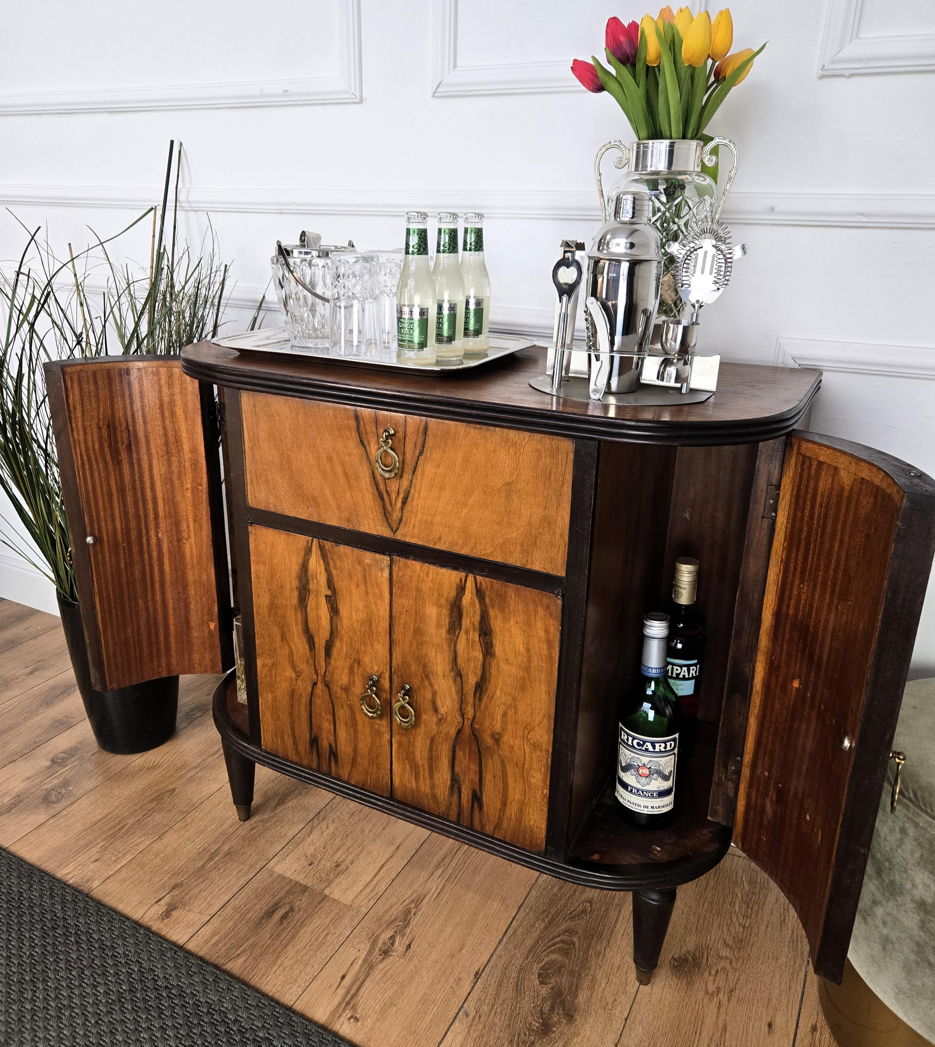 1960s Art Deco Mid-Century Italian Walnut Burl and Mirror Mosaic Dry Bar Cabinet en Bueno estado para la venta en Carimate, Como