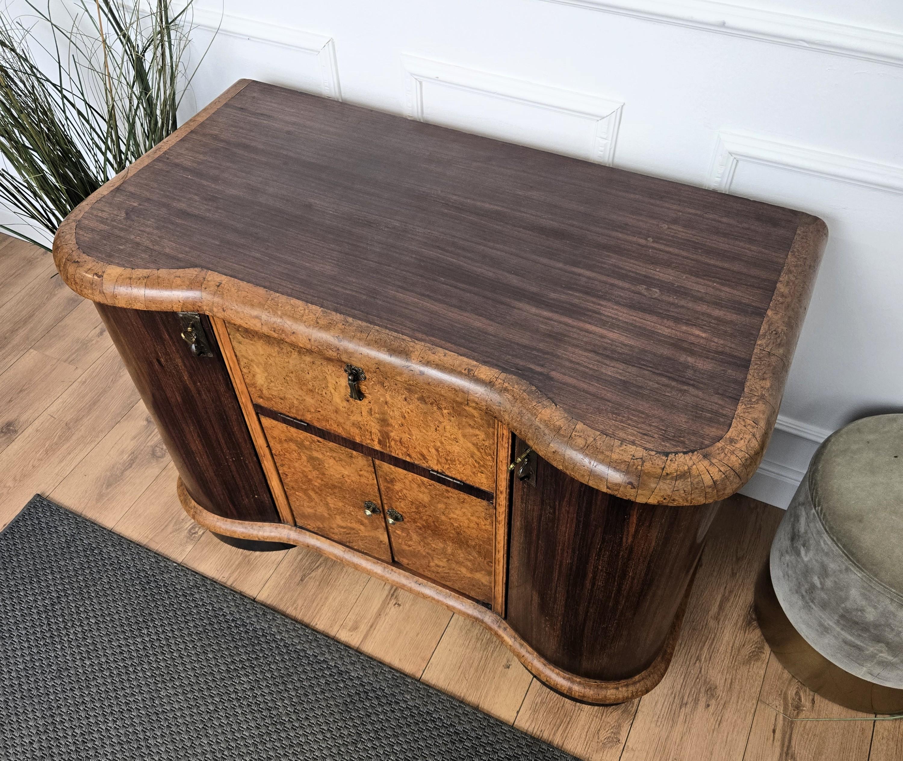 1960s Art Deco Mid-Century Italian Walnut Burl and Mirror Mosaic Dry Bar Cabinet siglo XX