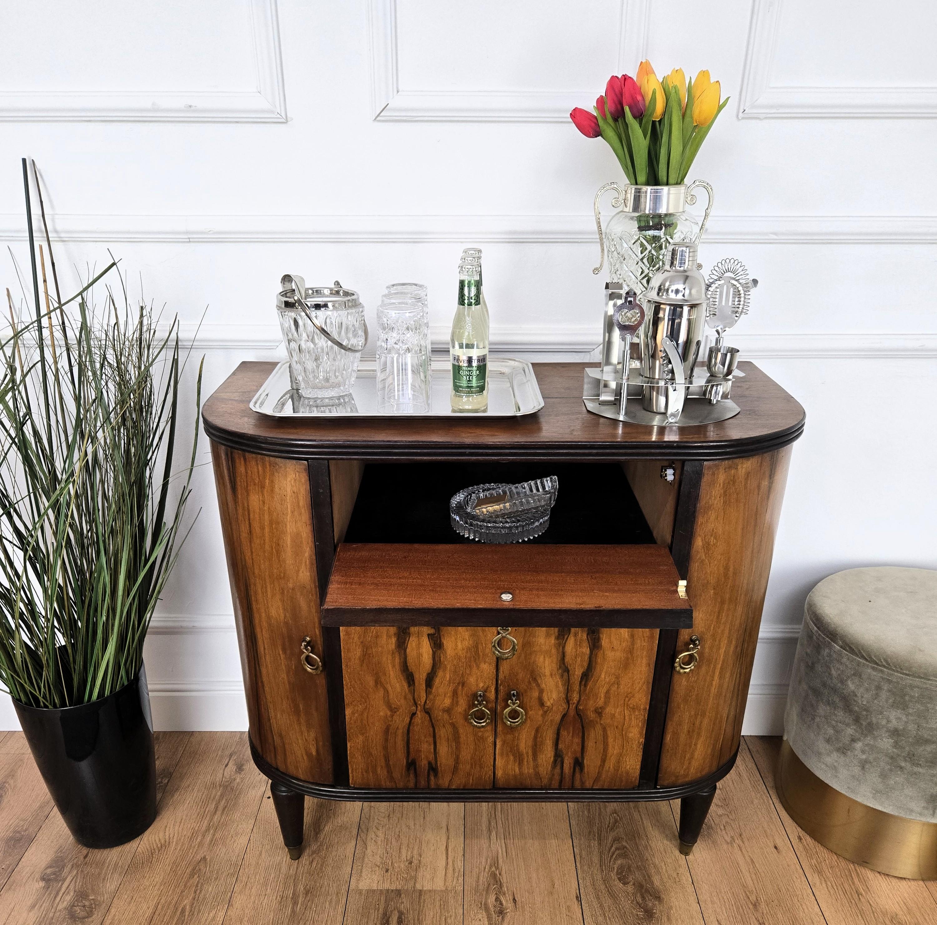 1960s Art Deco Mid-Century Italian Walnut Burl and Mirror Mosaic Dry Bar Cabinet siglo XX en venta