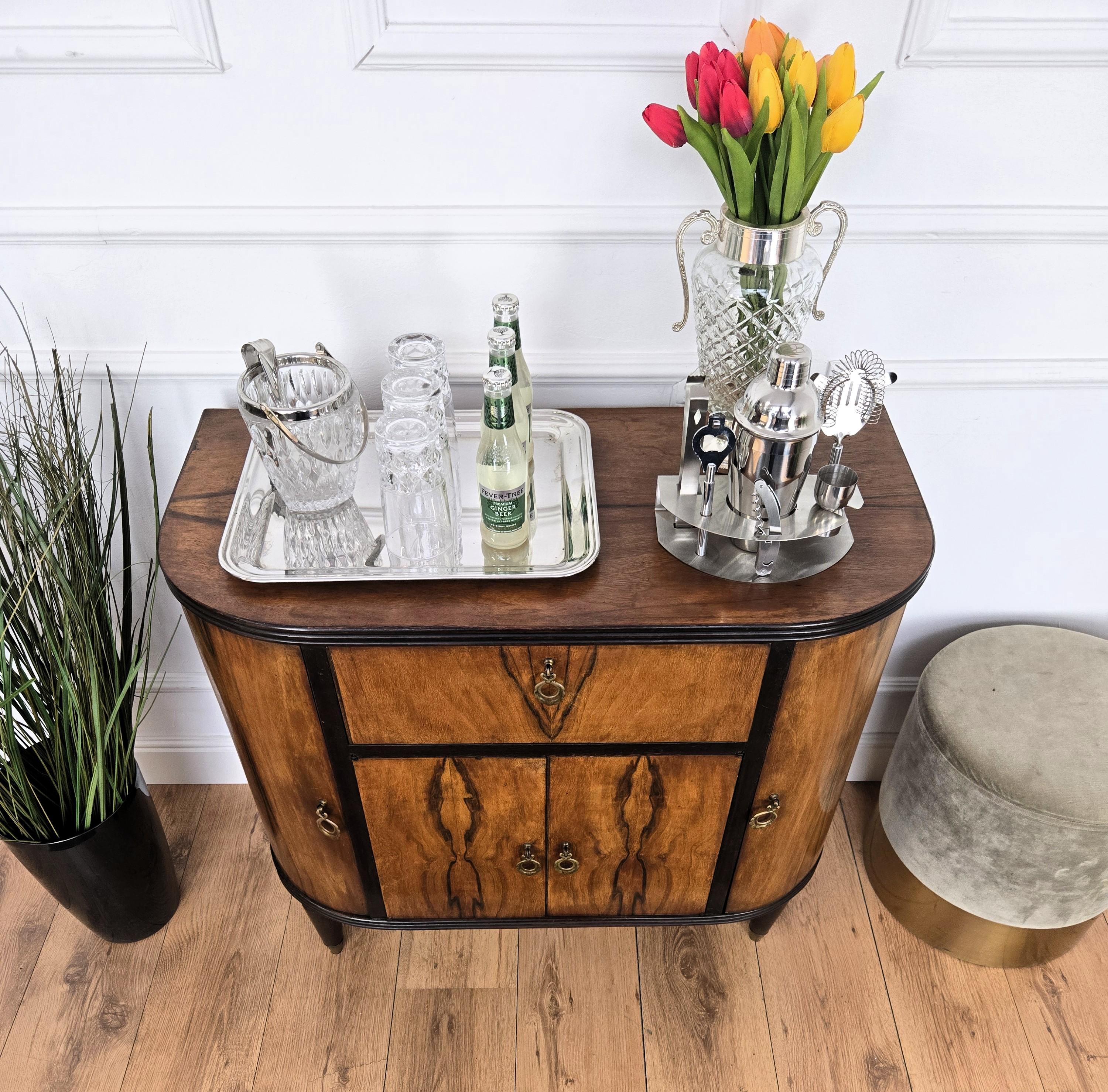 1960s Art Deco Mid-Century Italian Walnut Burl and Mirror Mosaic Dry Bar Cabinet Latón en venta