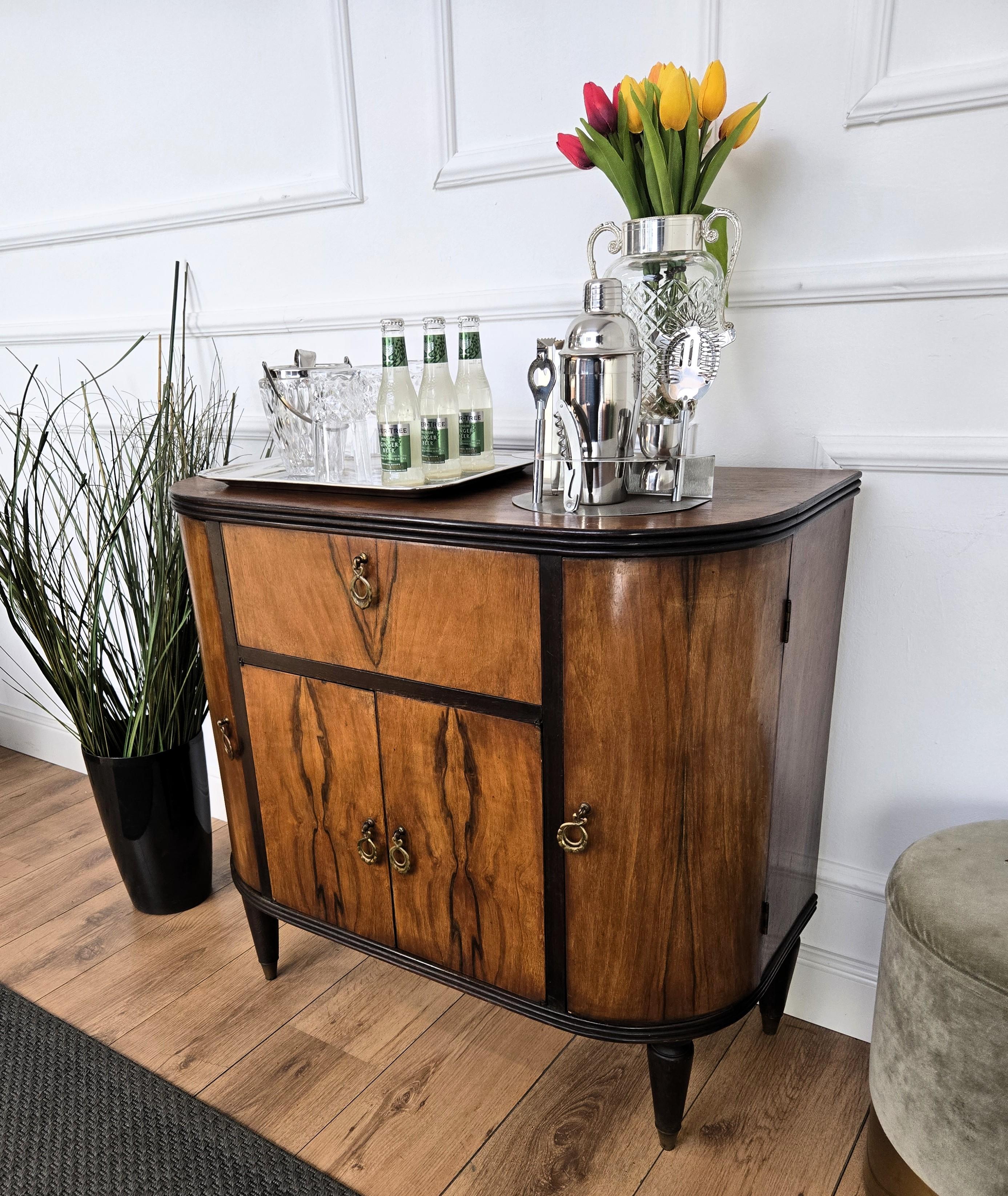 1960s Art Deco Mid-Century Italian Walnut Burl and Mirror Mosaic Dry Bar Cabinet en venta 1